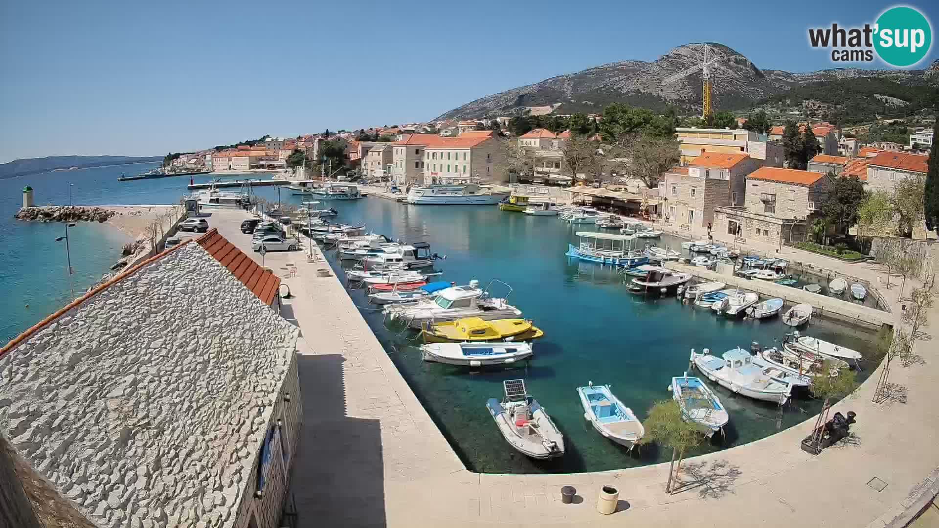 Spletna kamera Bol pristanišče – Pogled v živo na Rivo in marino