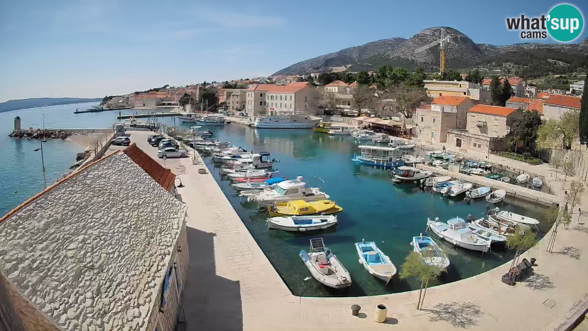 Spletna kamera Bol pristanišče – Pogled v živo na Rivo in marino