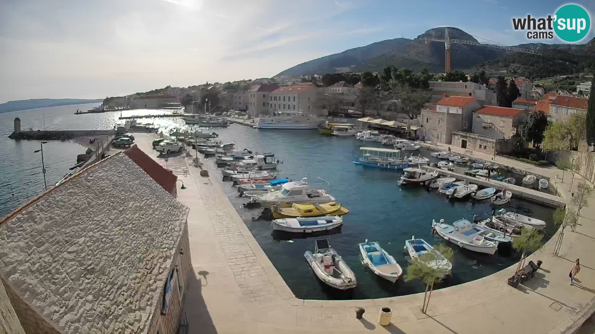 Web kamera Bol Riva – Pogled uživo na luku i marinu