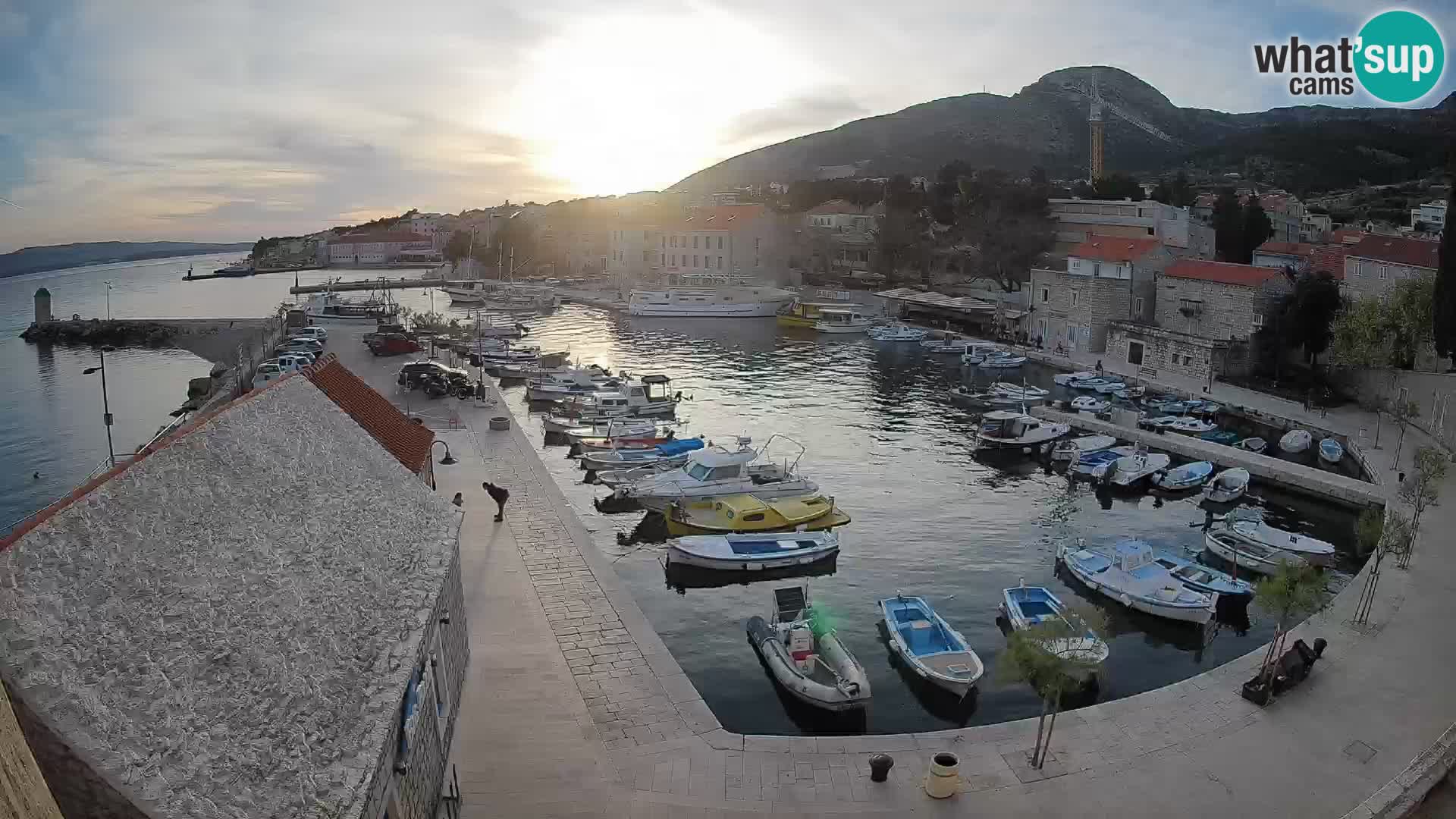 Web kamera Bol Riva – Pogled uživo na luku i marinu