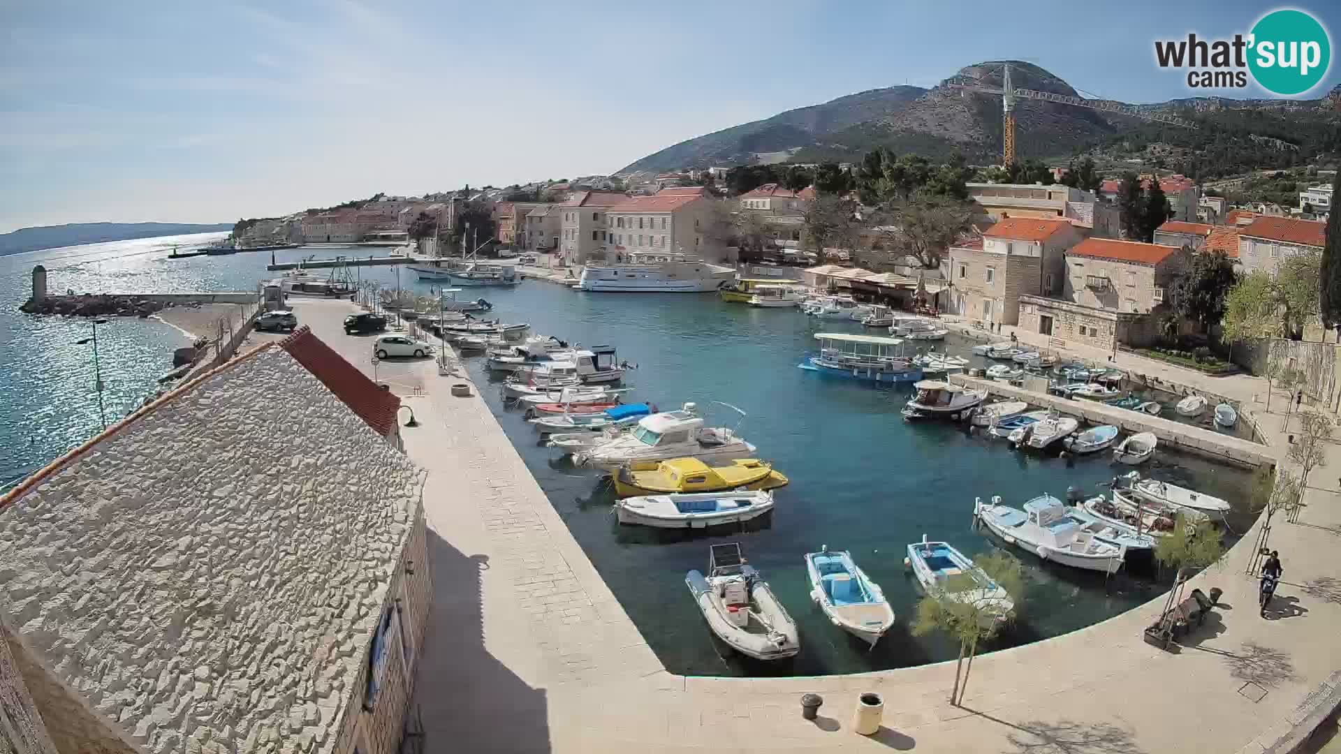 Spletna kamera Bol pristanišče – Pogled v živo na Rivo in marino