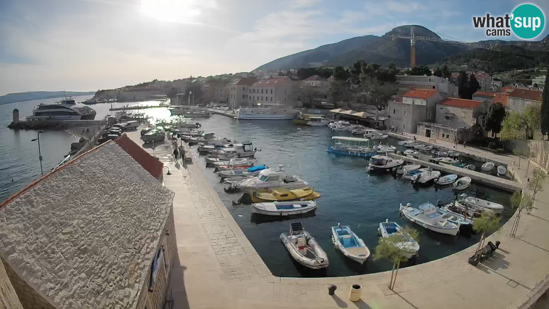 Webcam porto di Bol – Vista live sulla Riva e Marina