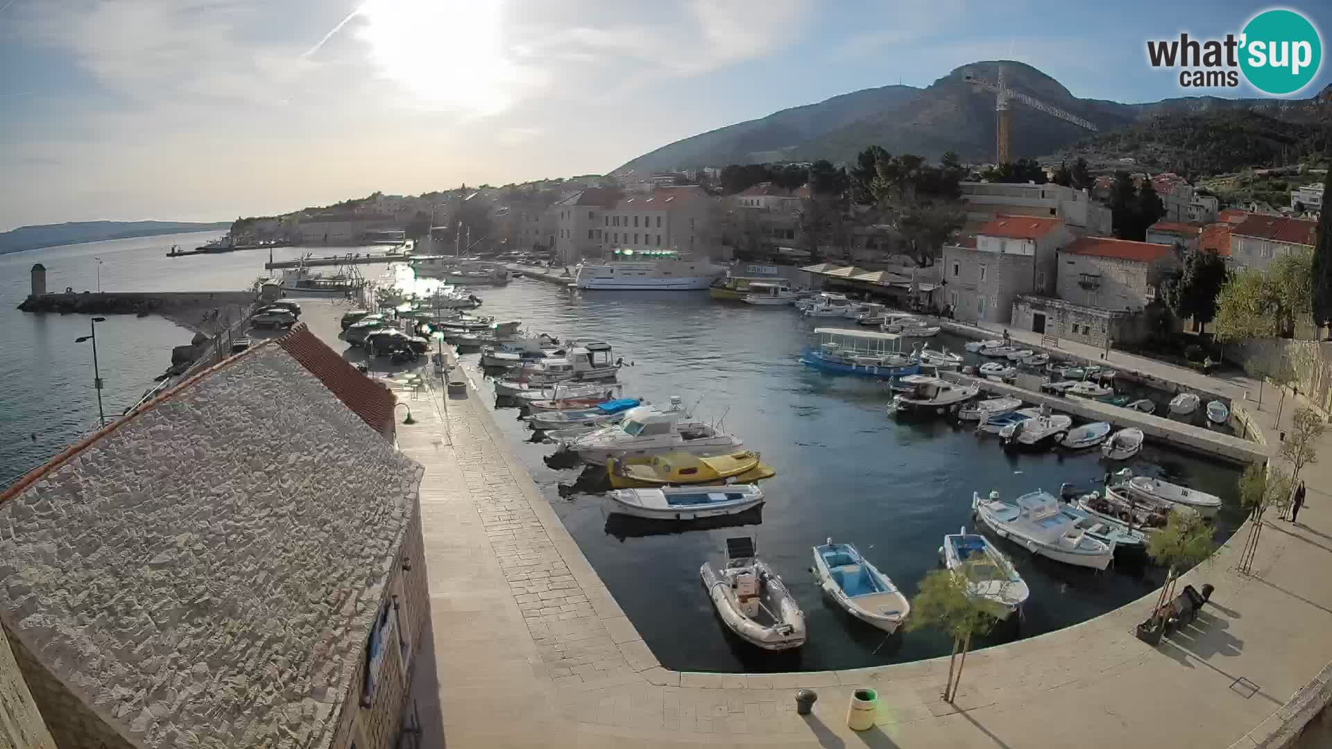 Web kamera Bol Riva – Pogled uživo na luku i marinu