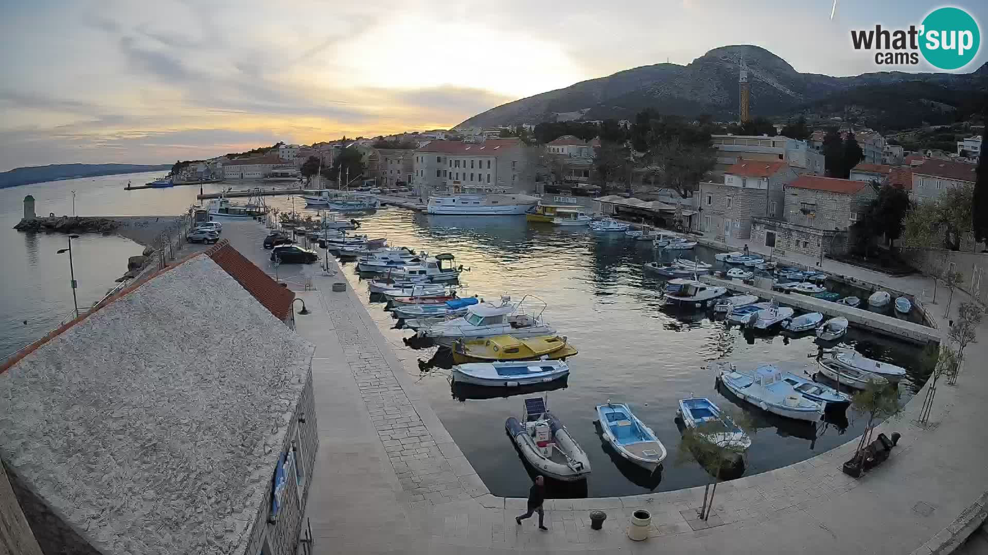 Webcam porto di Bol – Vista live sulla Riva e Marina