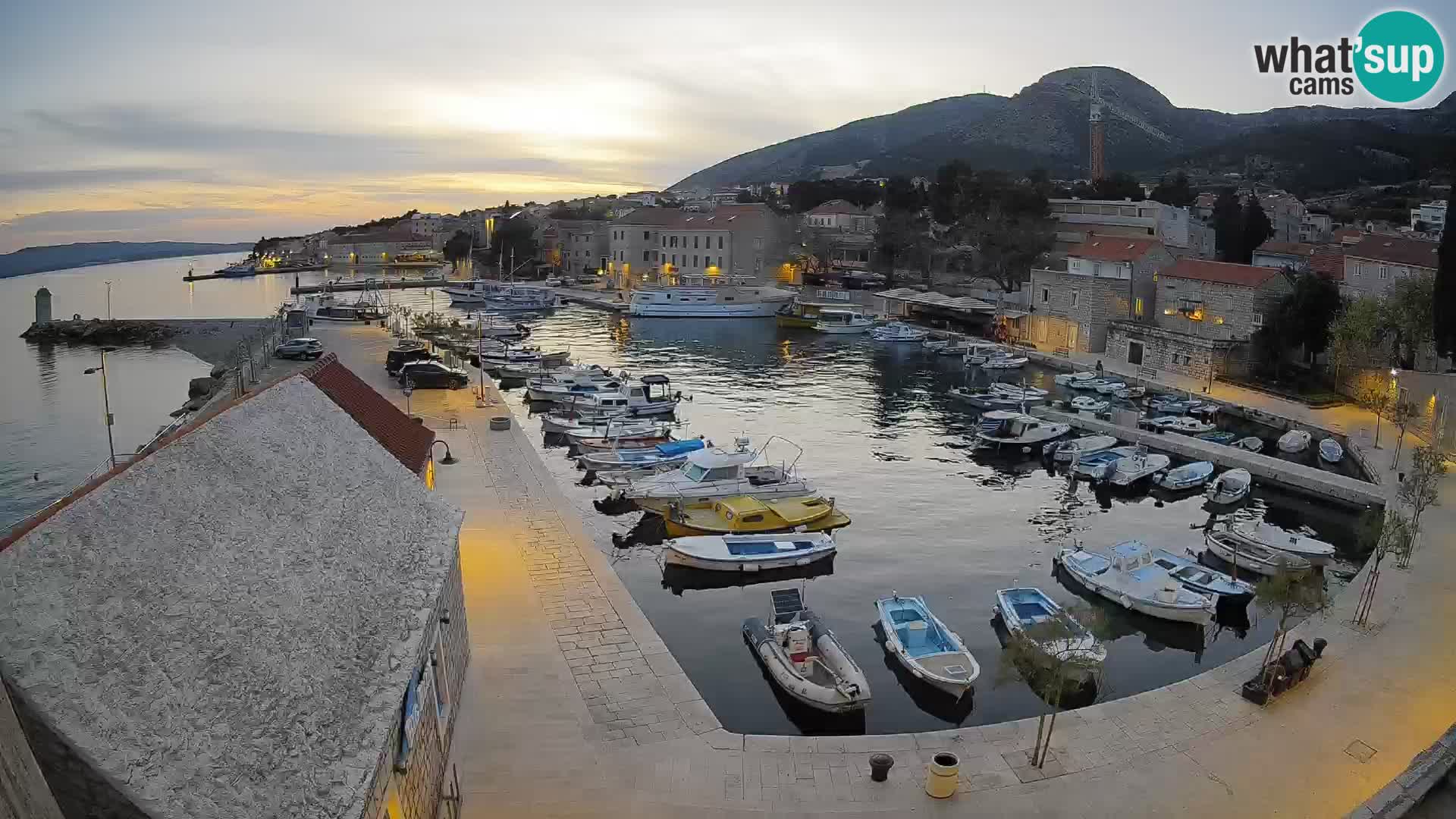 Spletna kamera Bol pristanišče – Pogled v živo na Rivo in marino