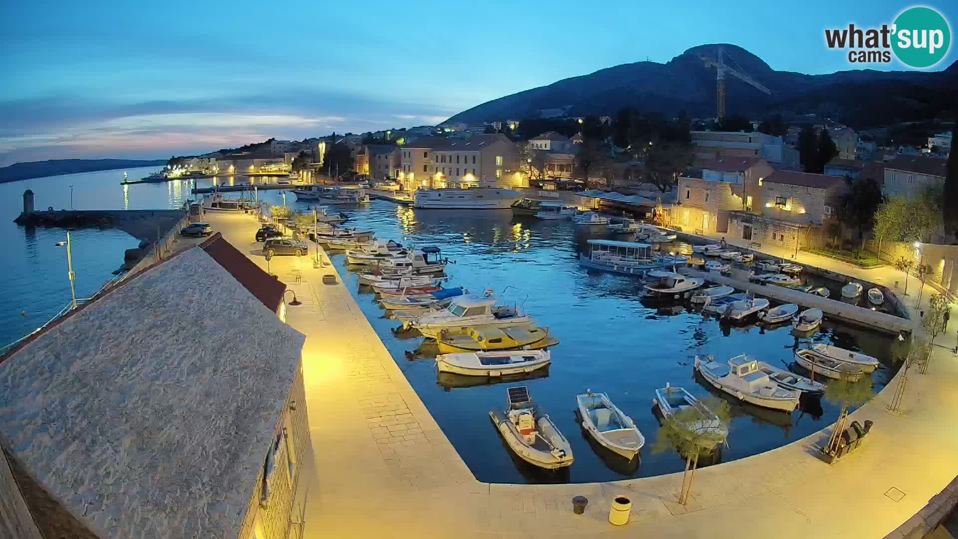 Webcam porto di Bol – Vista live sulla Riva e Marina