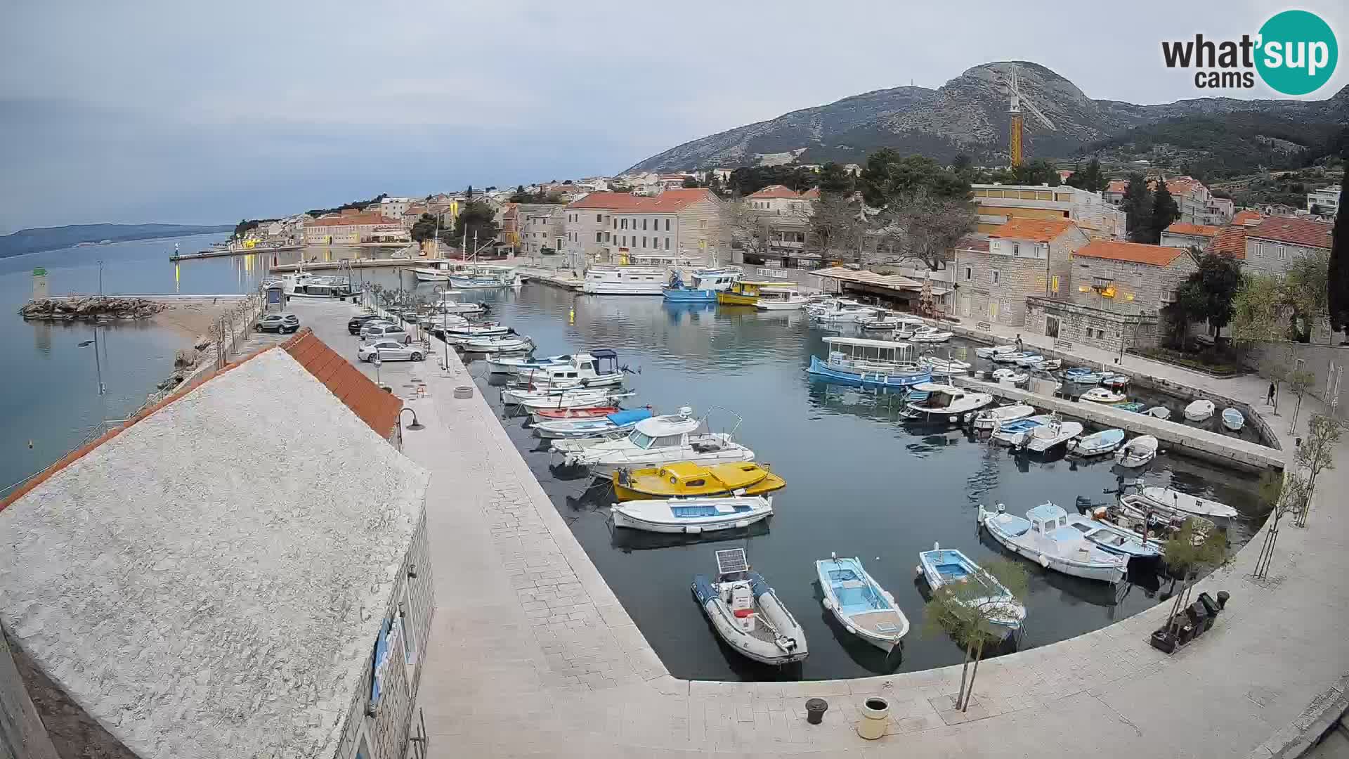 Web kamera Bol Riva – Pogled uživo na luku i marinu