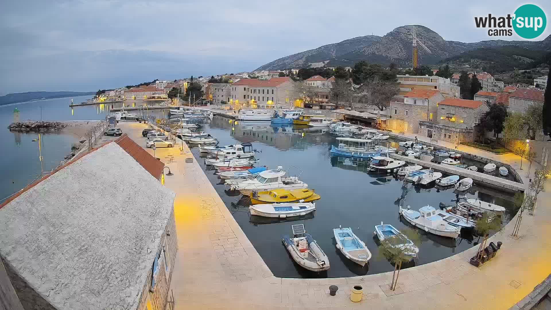 Webcam porto di Bol – Vista live sulla Riva e Marina