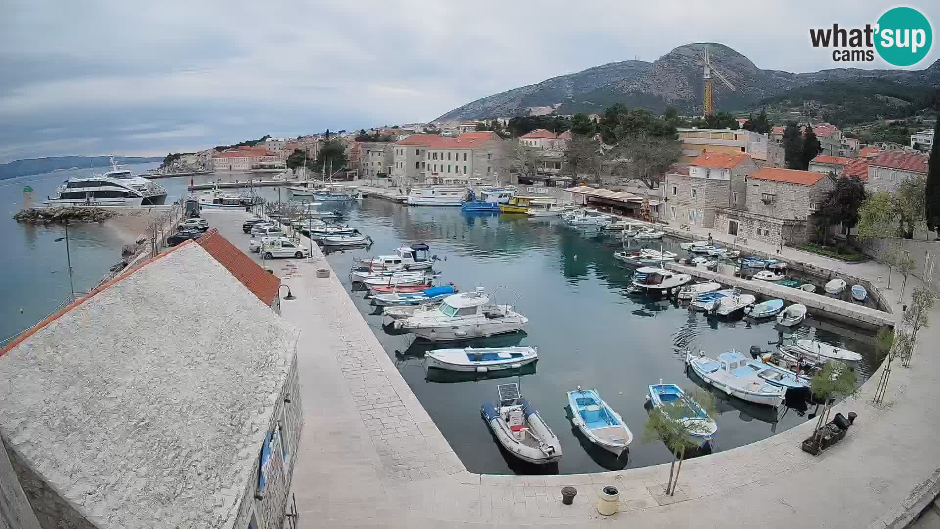 Webcam porto di Bol – Vista live sulla Riva e Marina