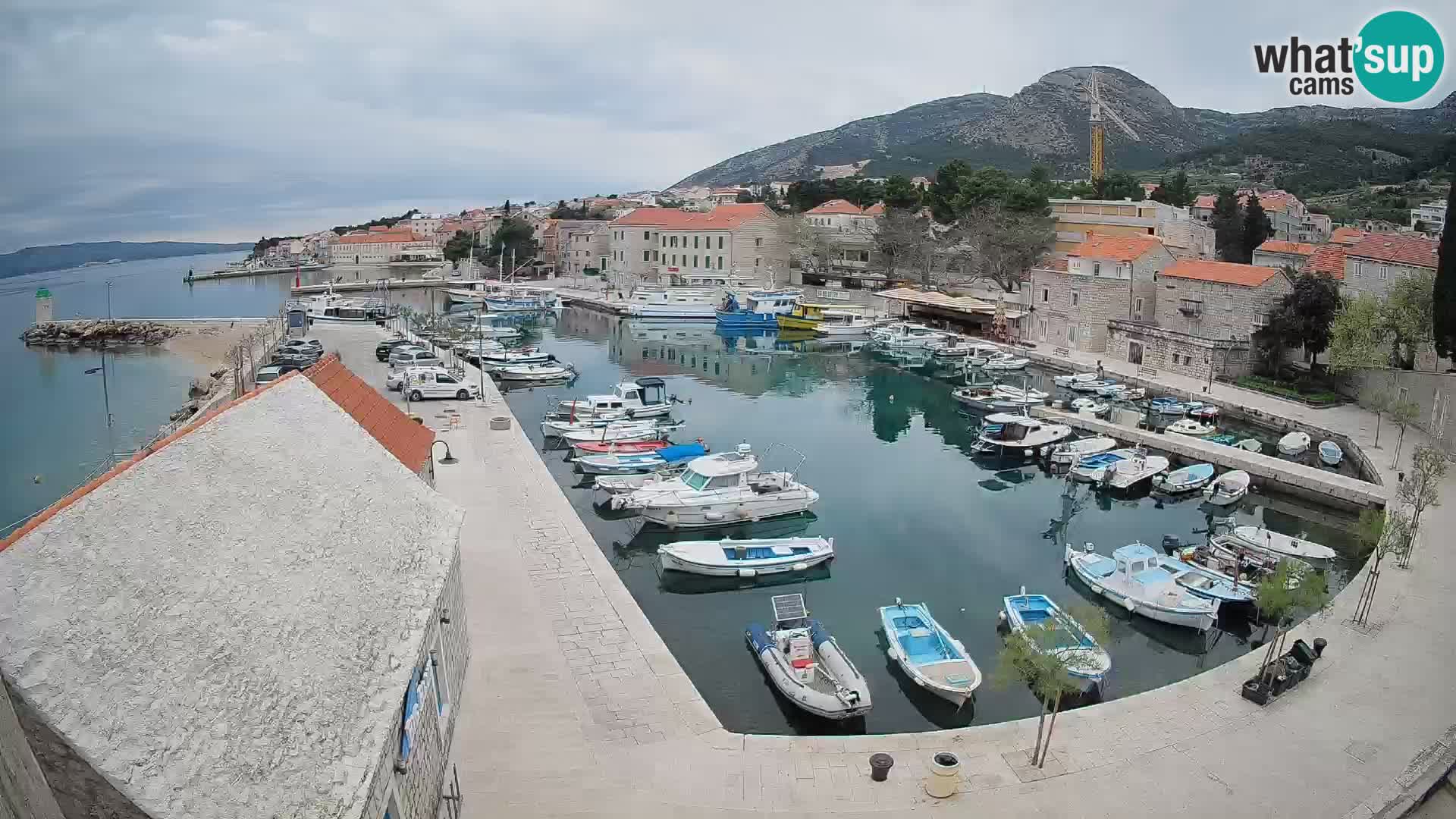 Web kamera Bol Riva – Pogled uživo na luku i marinu