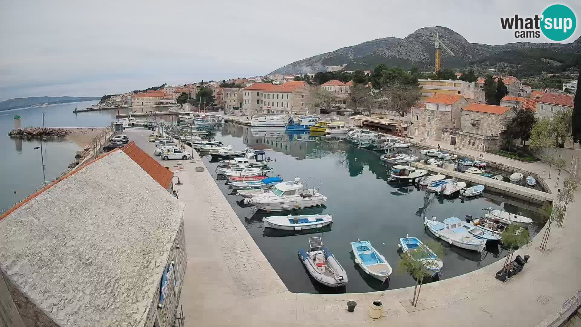 Web kamera Bol Riva – Pogled uživo na luku i marinu