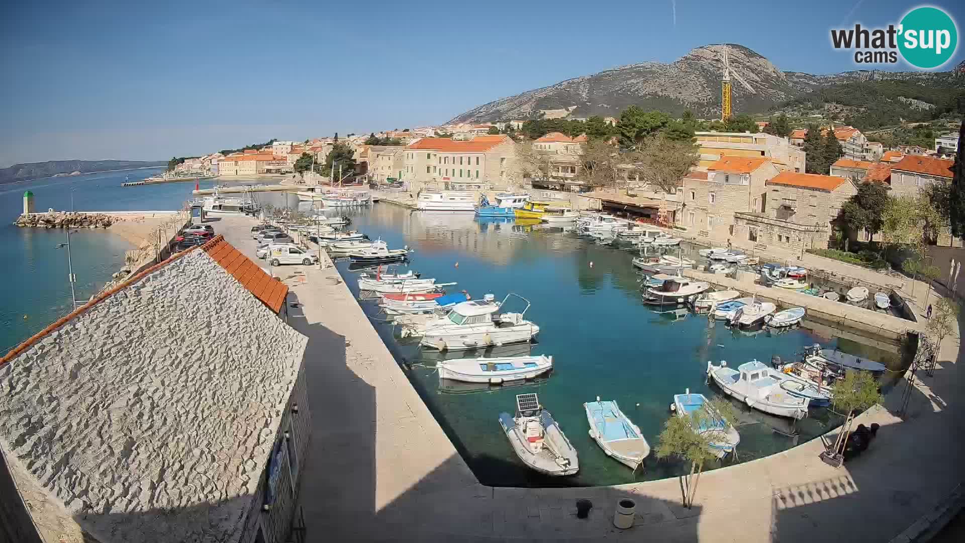 Web kamera Bol Riva – Pogled uživo na luku i marinu