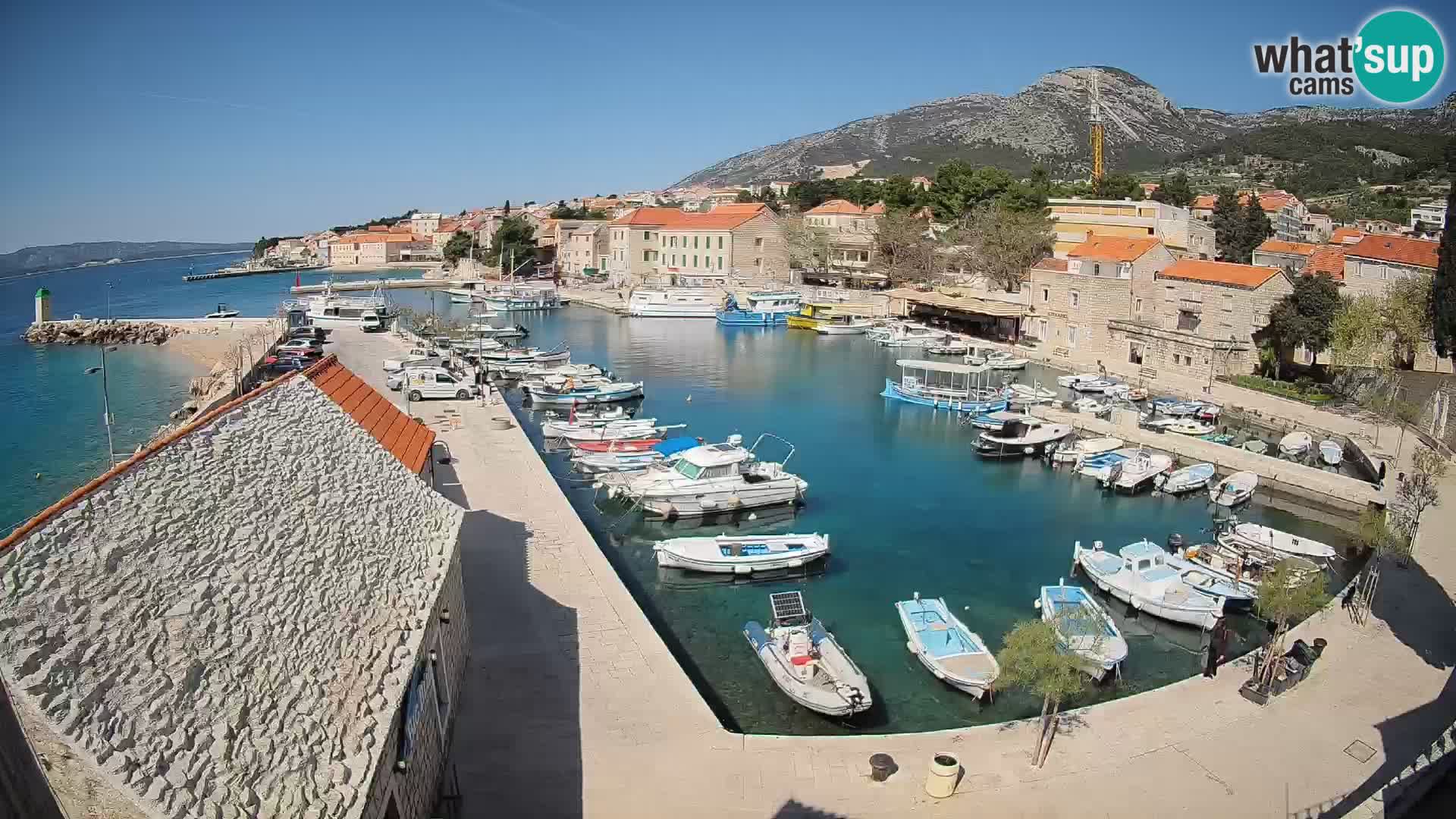 Spletna kamera Bol pristanišče – Pogled v živo na Rivo in marino