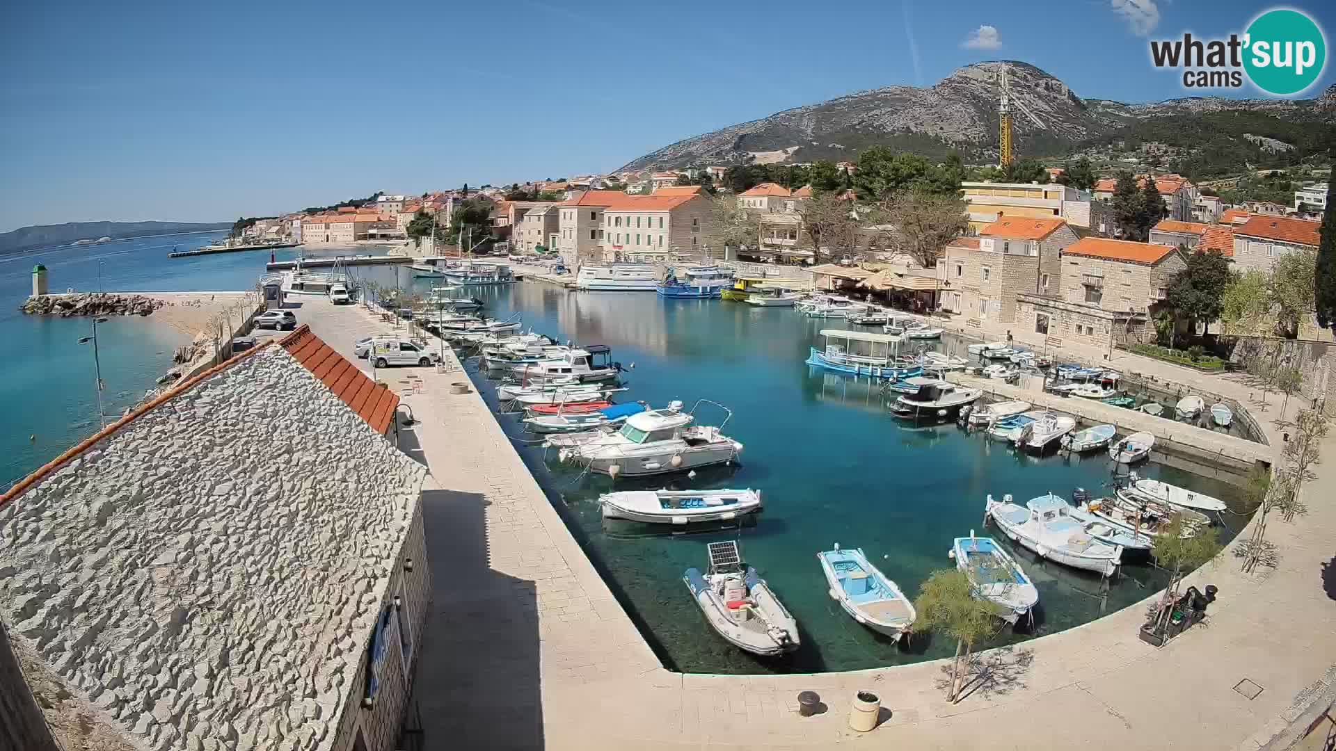 Web kamera Bol Riva – Pogled uživo na luku i marinu