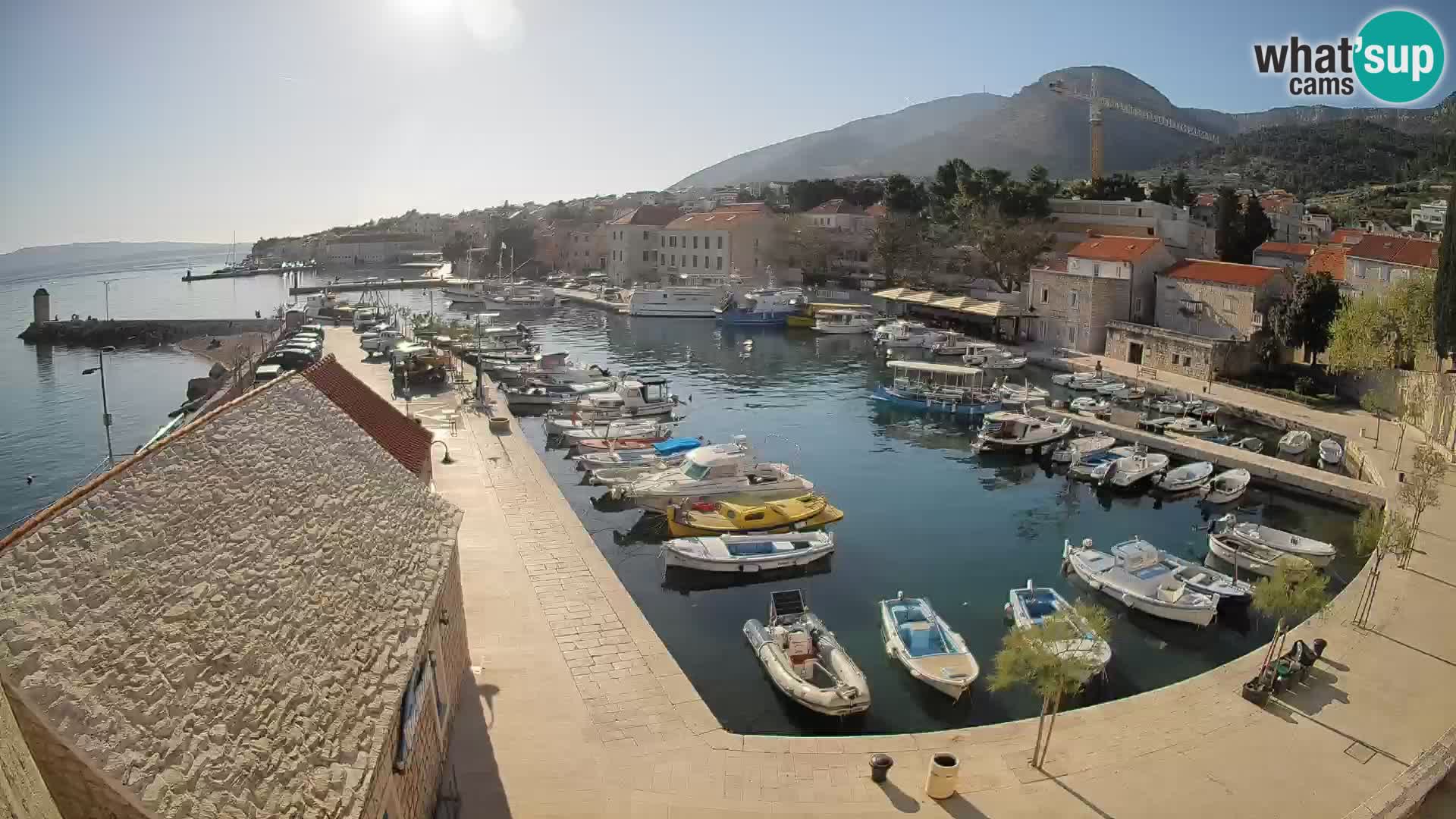 Webcam porto di Bol – Vista live sulla Riva e Marina