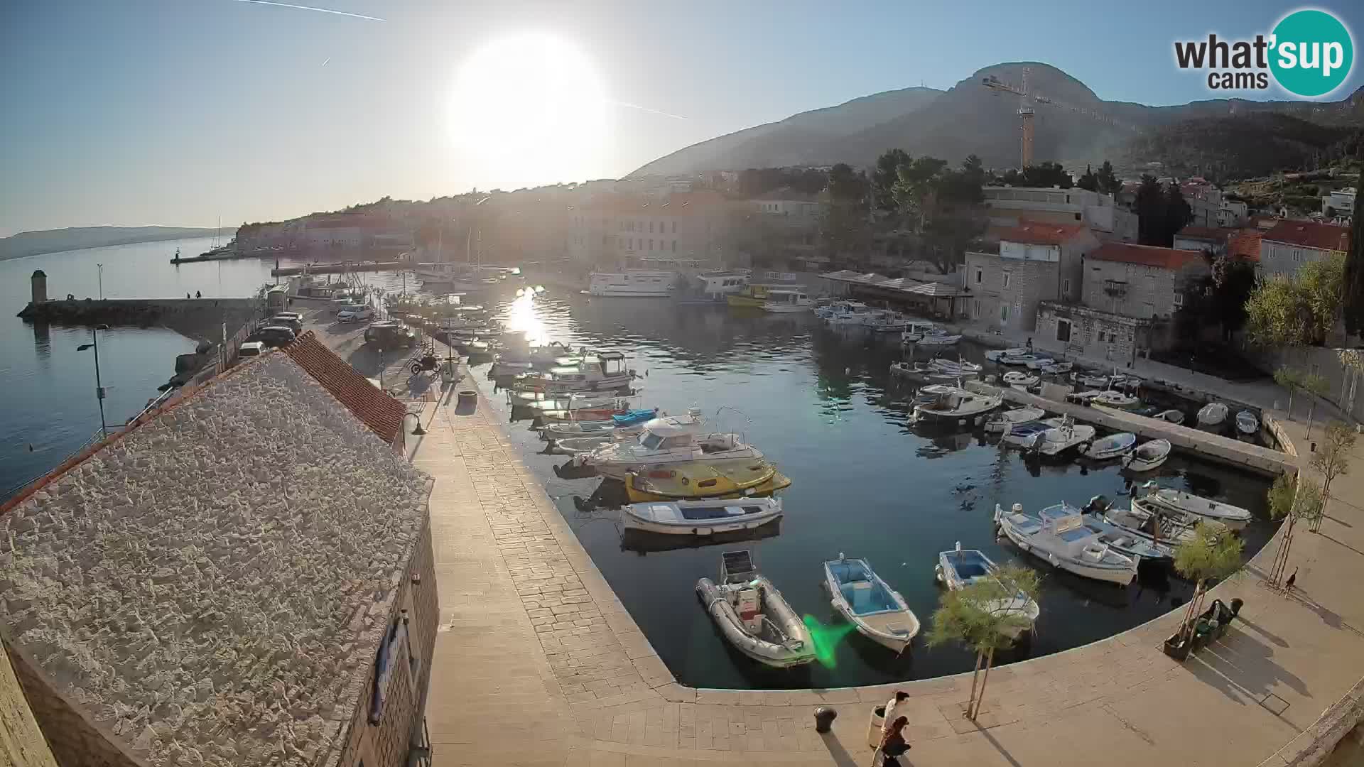 Spletna kamera Bol pristanišče – Pogled v živo na Rivo in marino