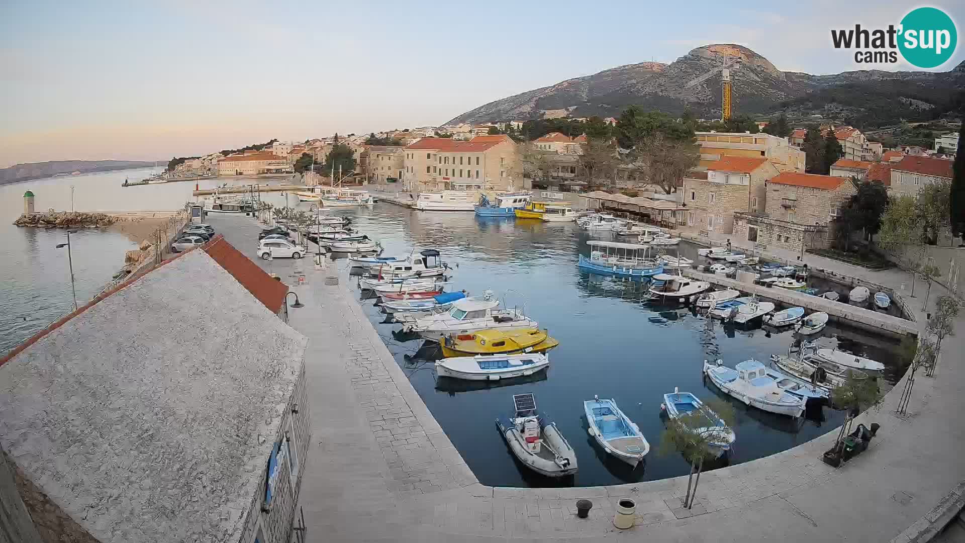 Web kamera Bol Riva – Pogled uživo na luku i marinu