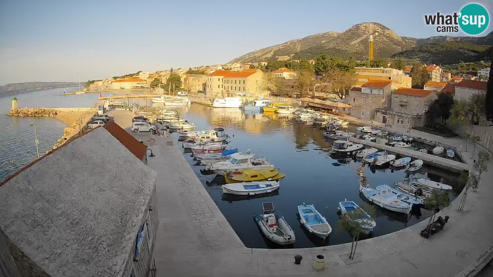 Spletna kamera Bol pristanišče – Pogled v živo na Rivo in marino