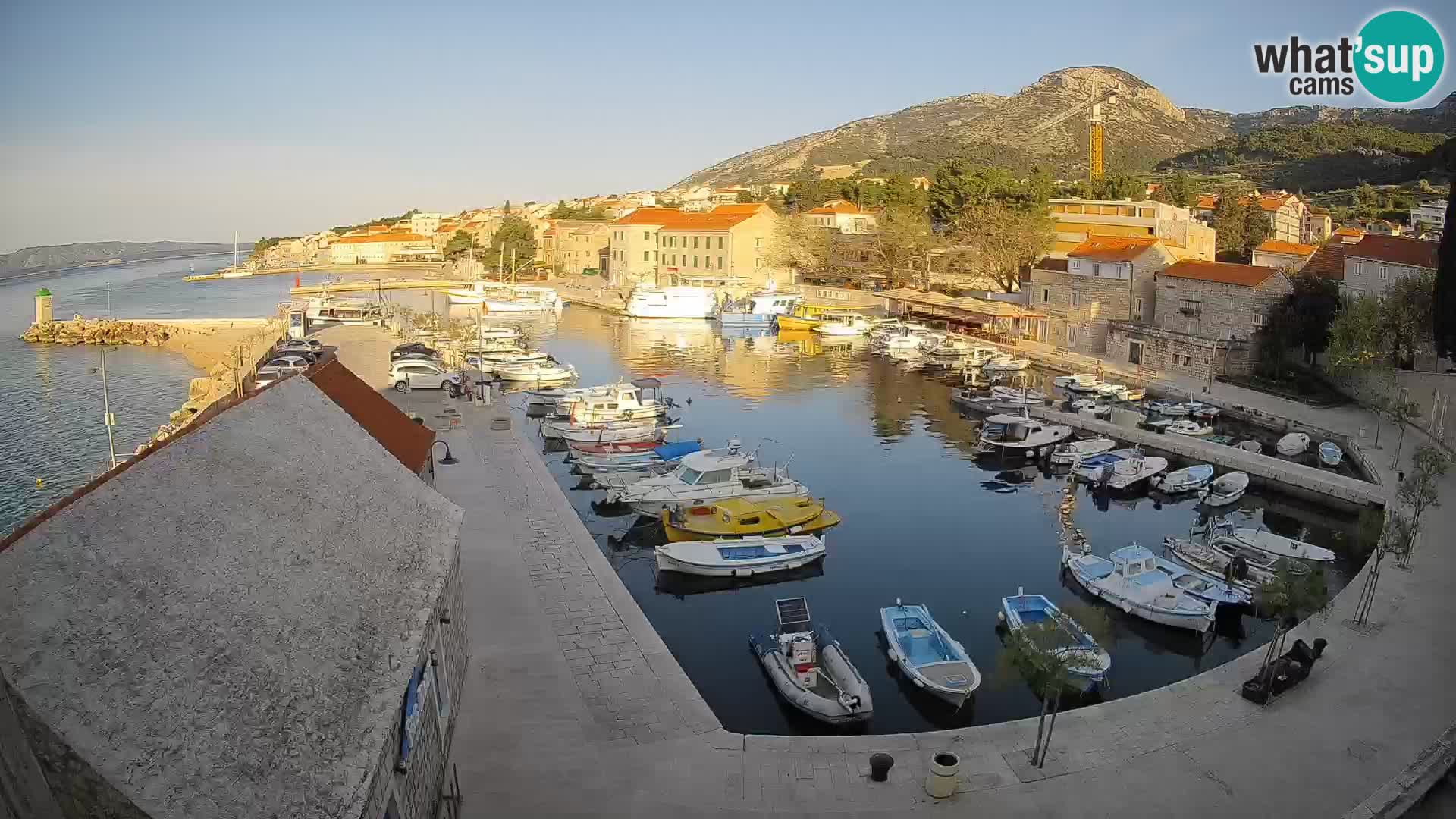 Spletna kamera Bol pristanišče – Pogled v živo na Rivo in marino