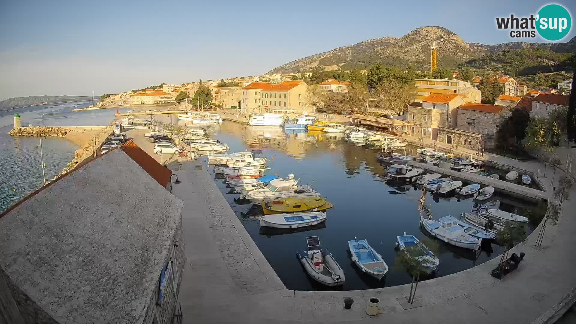 Spletna kamera Bol pristanišče – Pogled v živo na Rivo in marino
