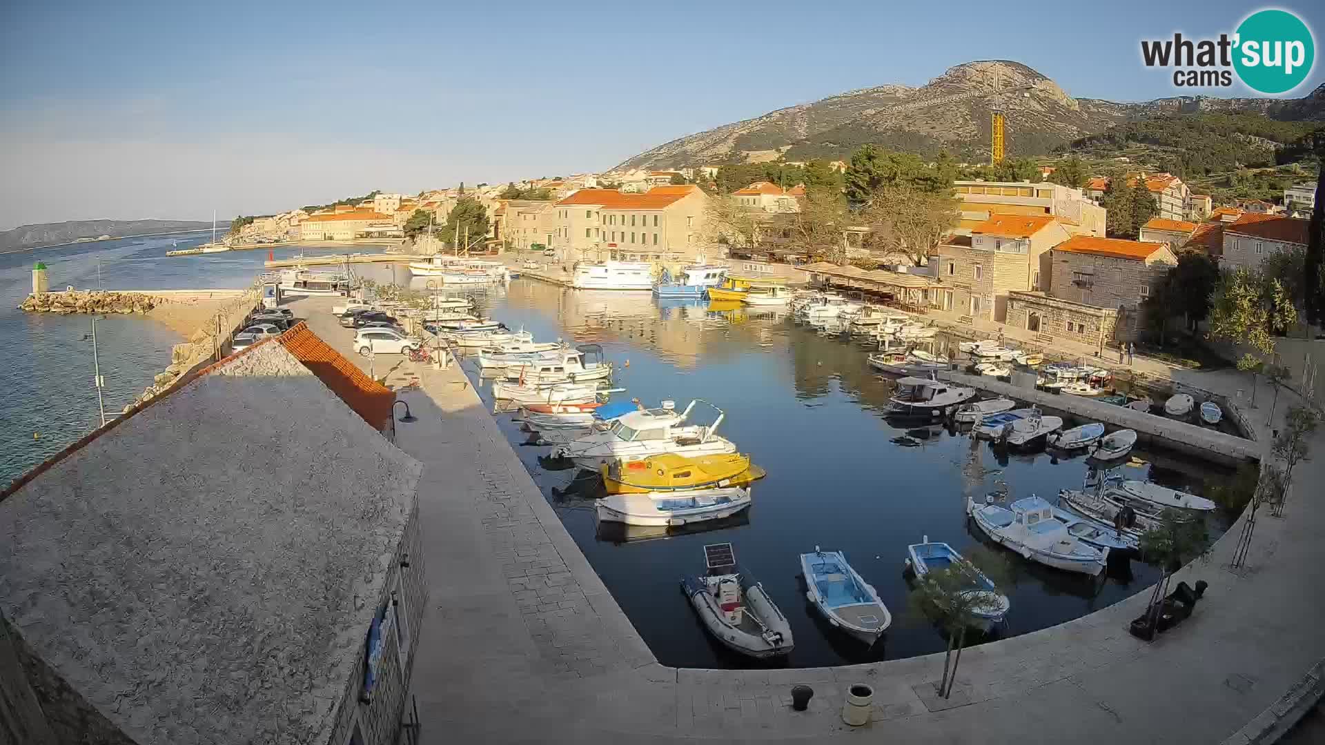 Webcam porto di Bol – Vista live sulla Riva e Marina