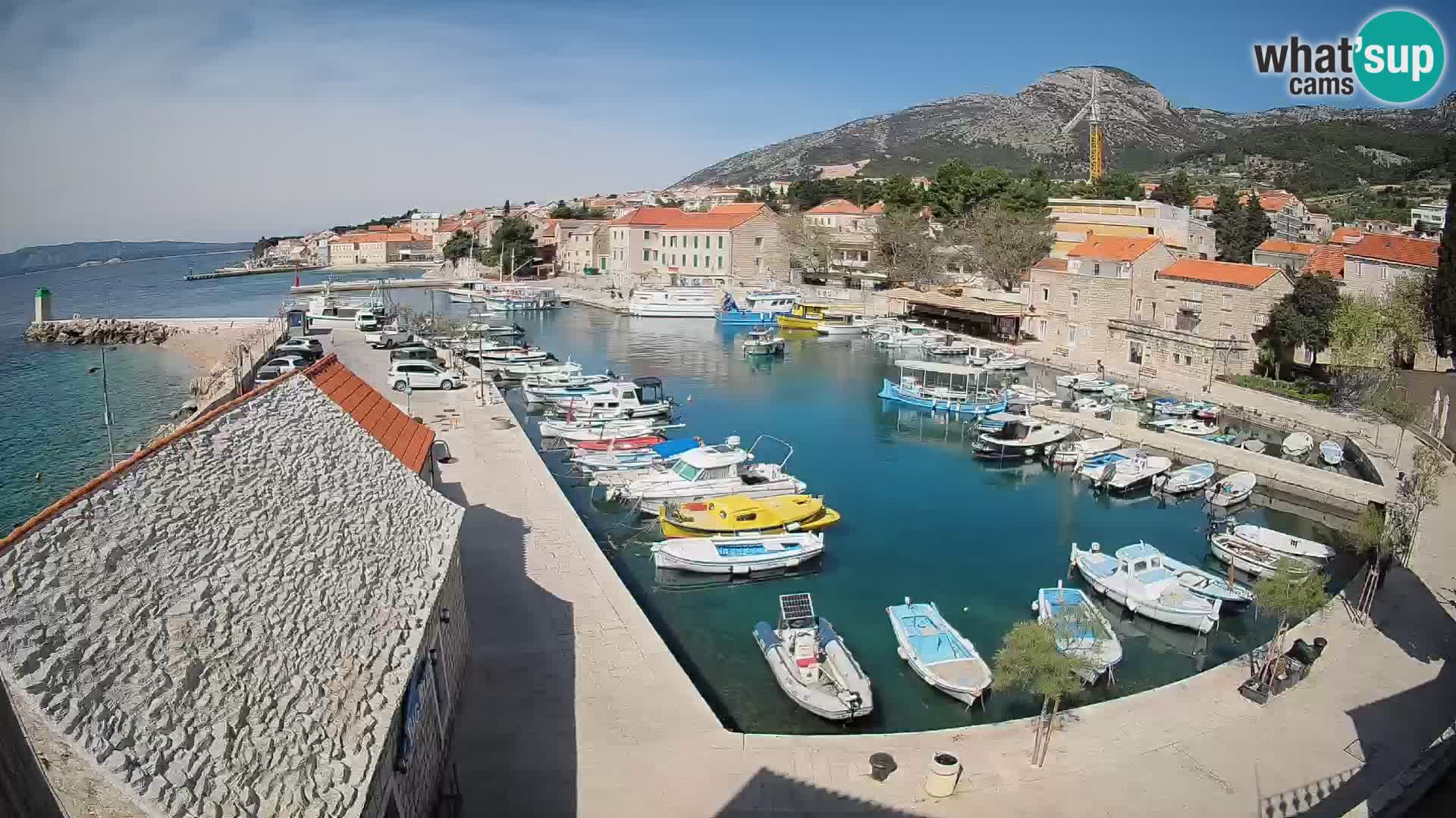 Spletna kamera Bol pristanišče – Pogled v živo na Rivo in marino