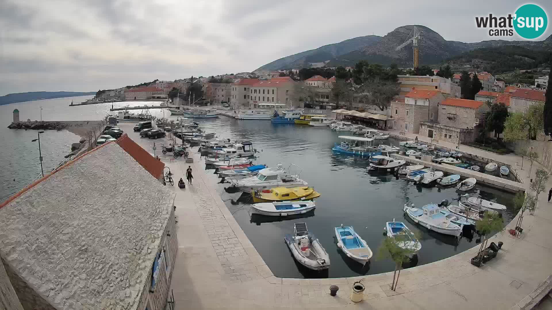 Spletna kamera Bol pristanišče – Pogled v živo na Rivo in marino