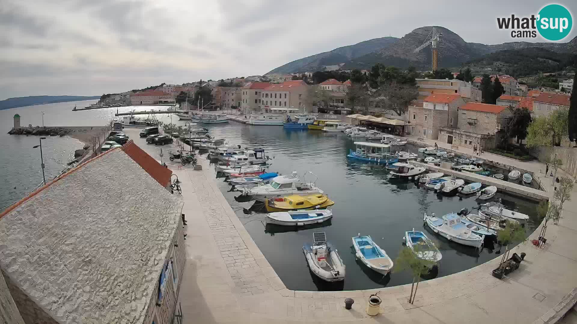 Web kamera Bol Riva – Pogled uživo na luku i marinu