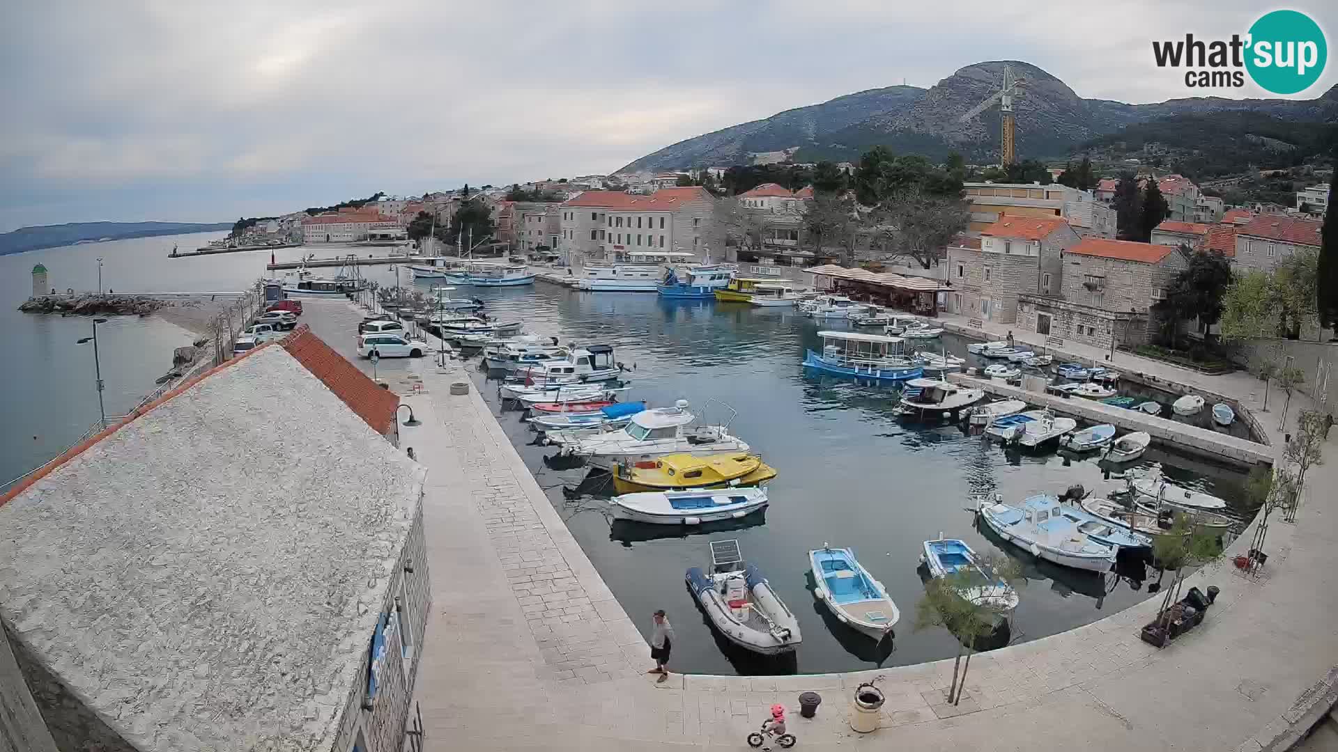 Web kamera Bol Riva – Pogled uživo na luku i marinu