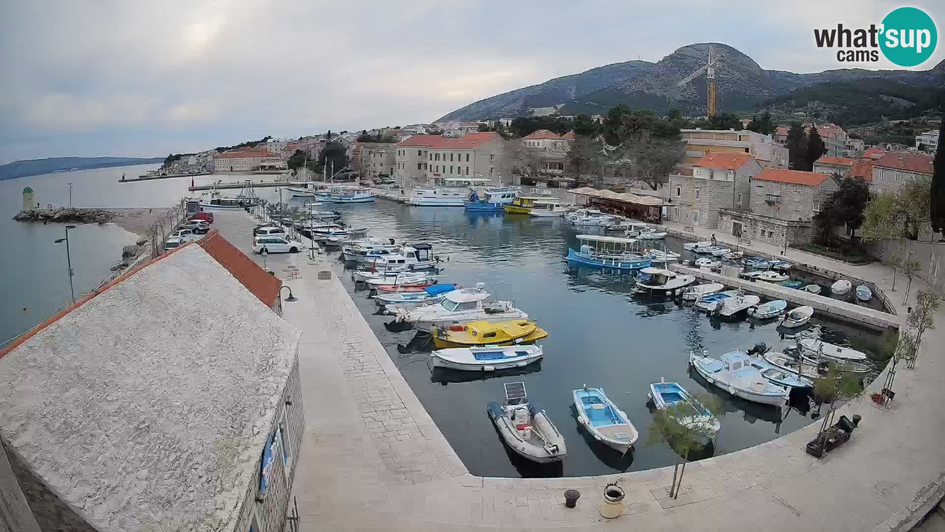 Web kamera Bol Riva – Pogled uživo na luku i marinu