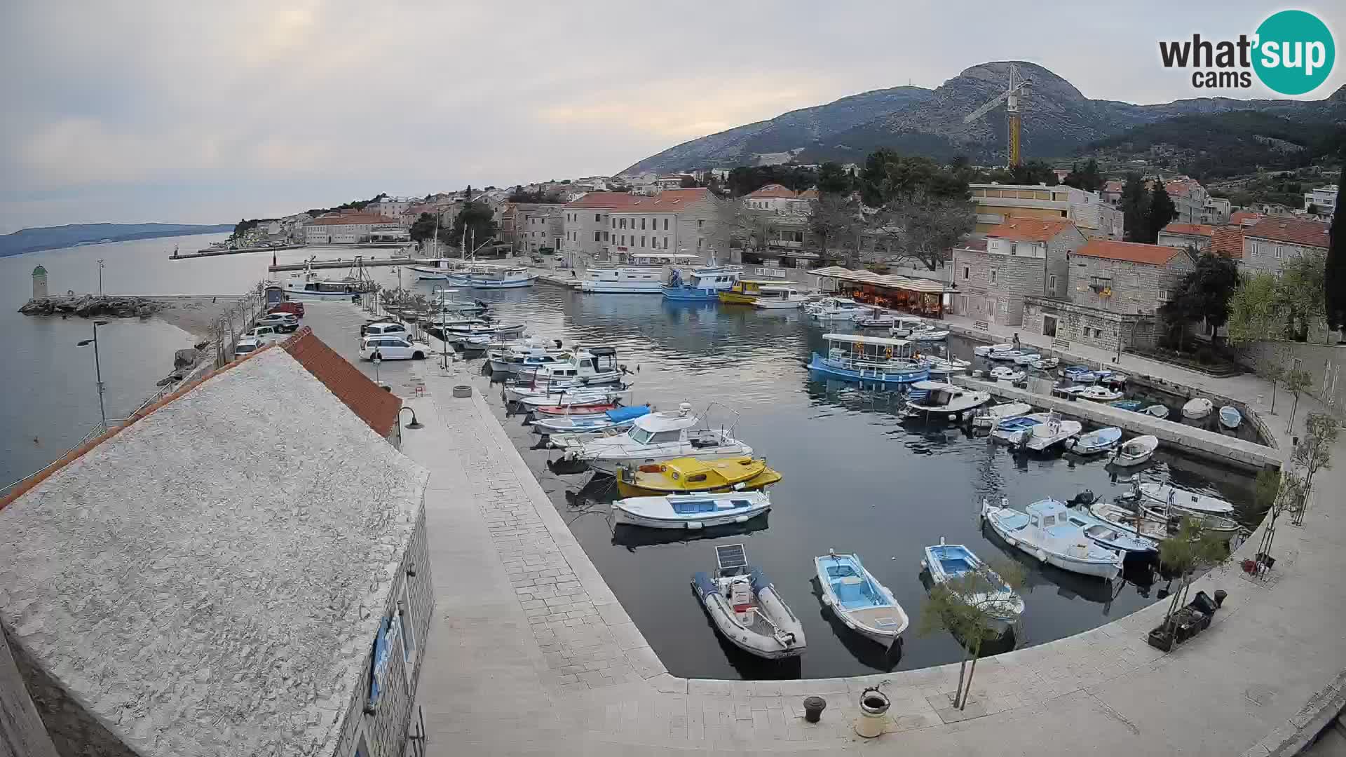 Web kamera Bol Riva – Pogled uživo na luku i marinu