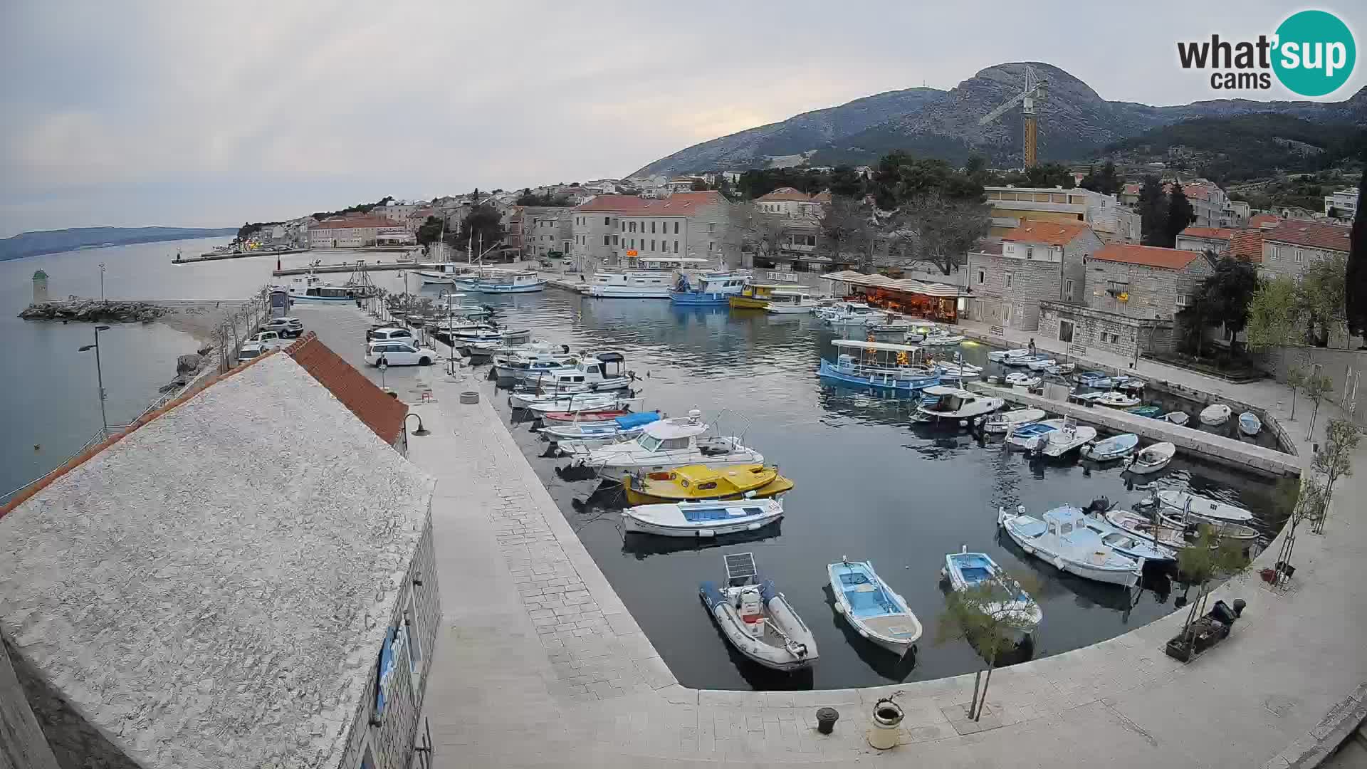 Web kamera Bol Riva – Pogled uživo na luku i marinu