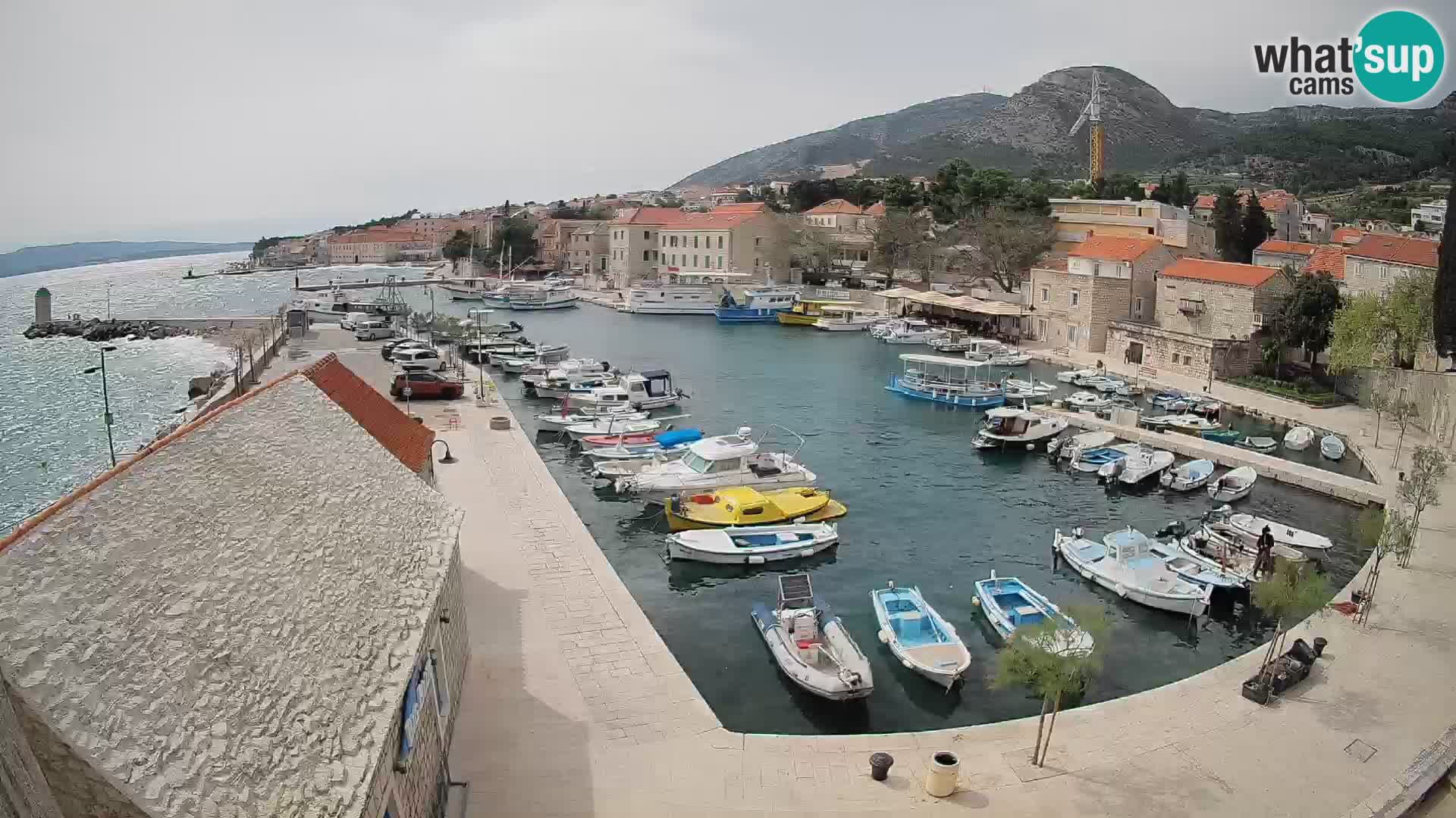 Spletna kamera Bol pristanišče – Pogled v živo na Rivo in marino