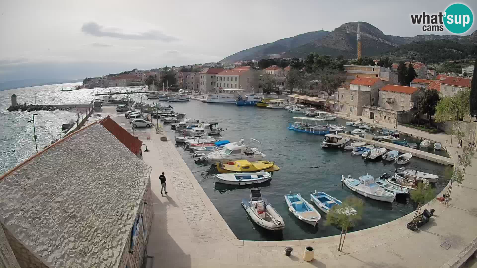 Spletna kamera Bol pristanišče – Pogled v živo na Rivo in marino