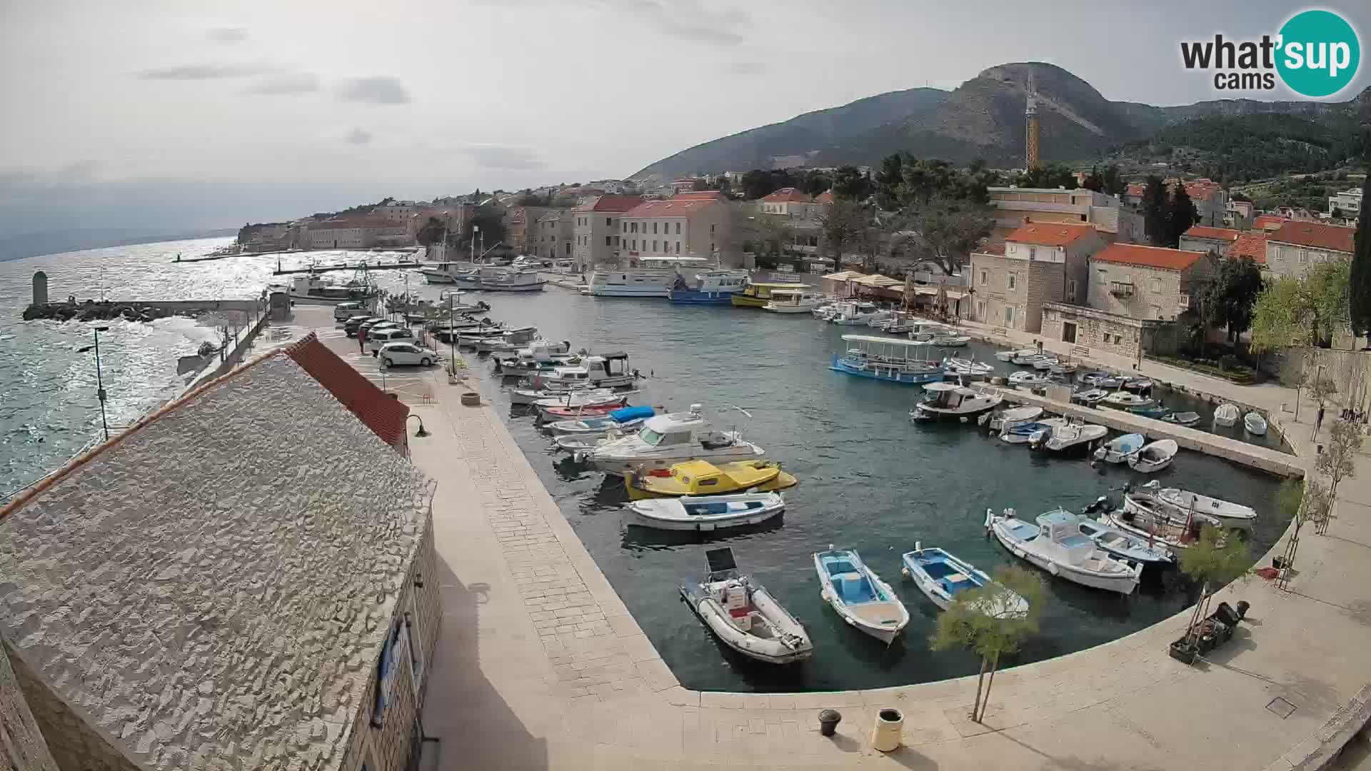 Web kamera Bol Riva – Pogled uživo na luku i marinu