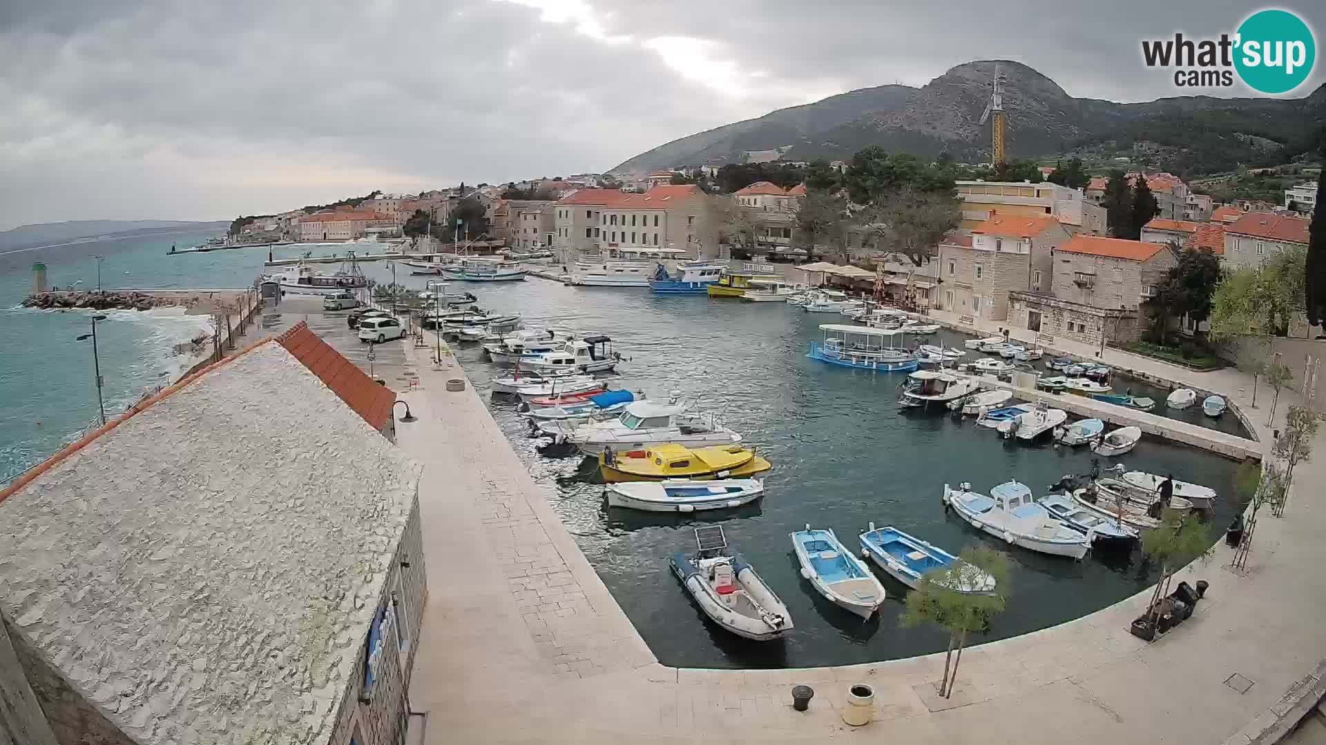 Web kamera Bol Riva – Pogled uživo na luku i marinu