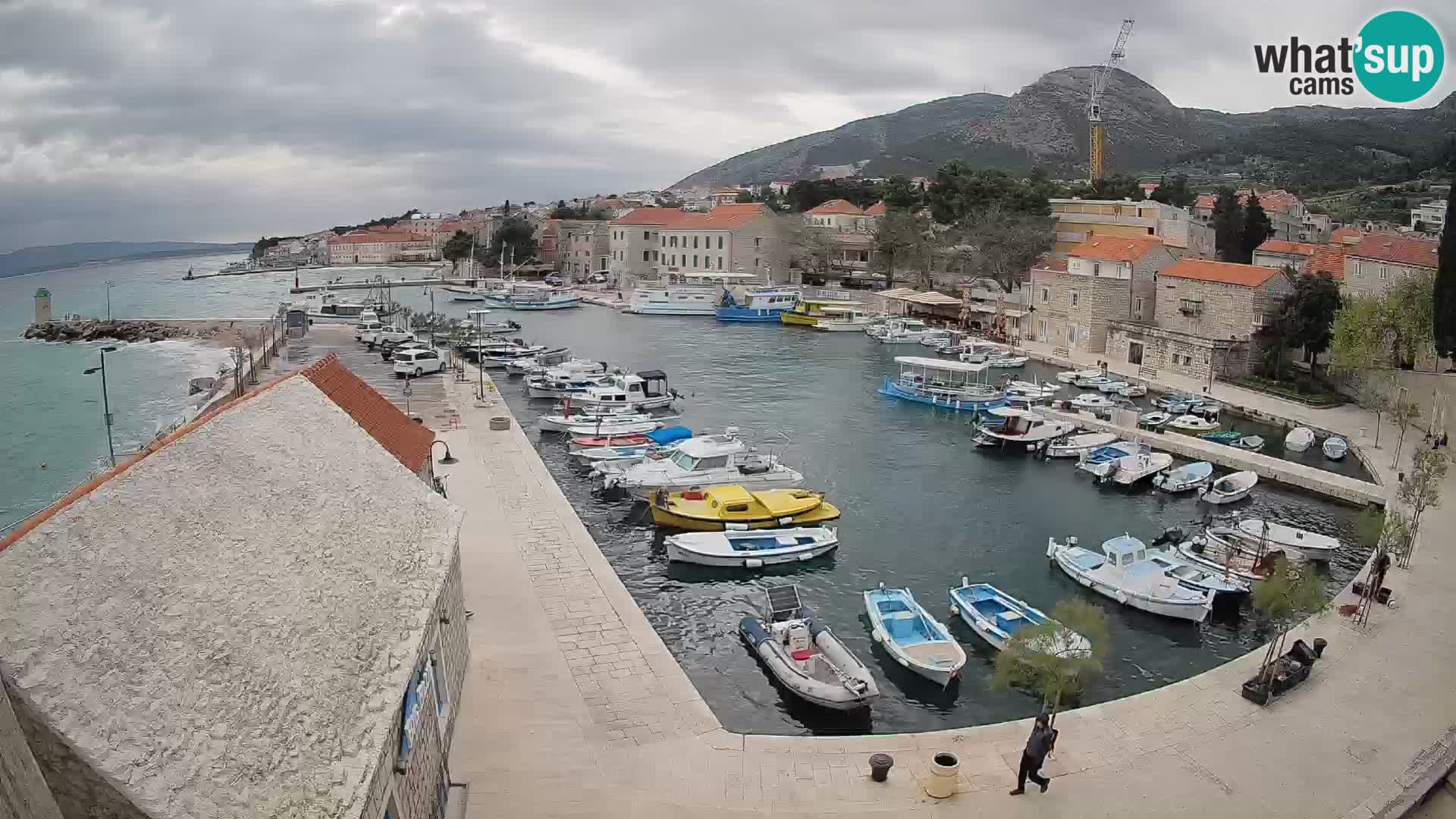 Spletna kamera Bol pristanišče – Pogled v živo na Rivo in marino