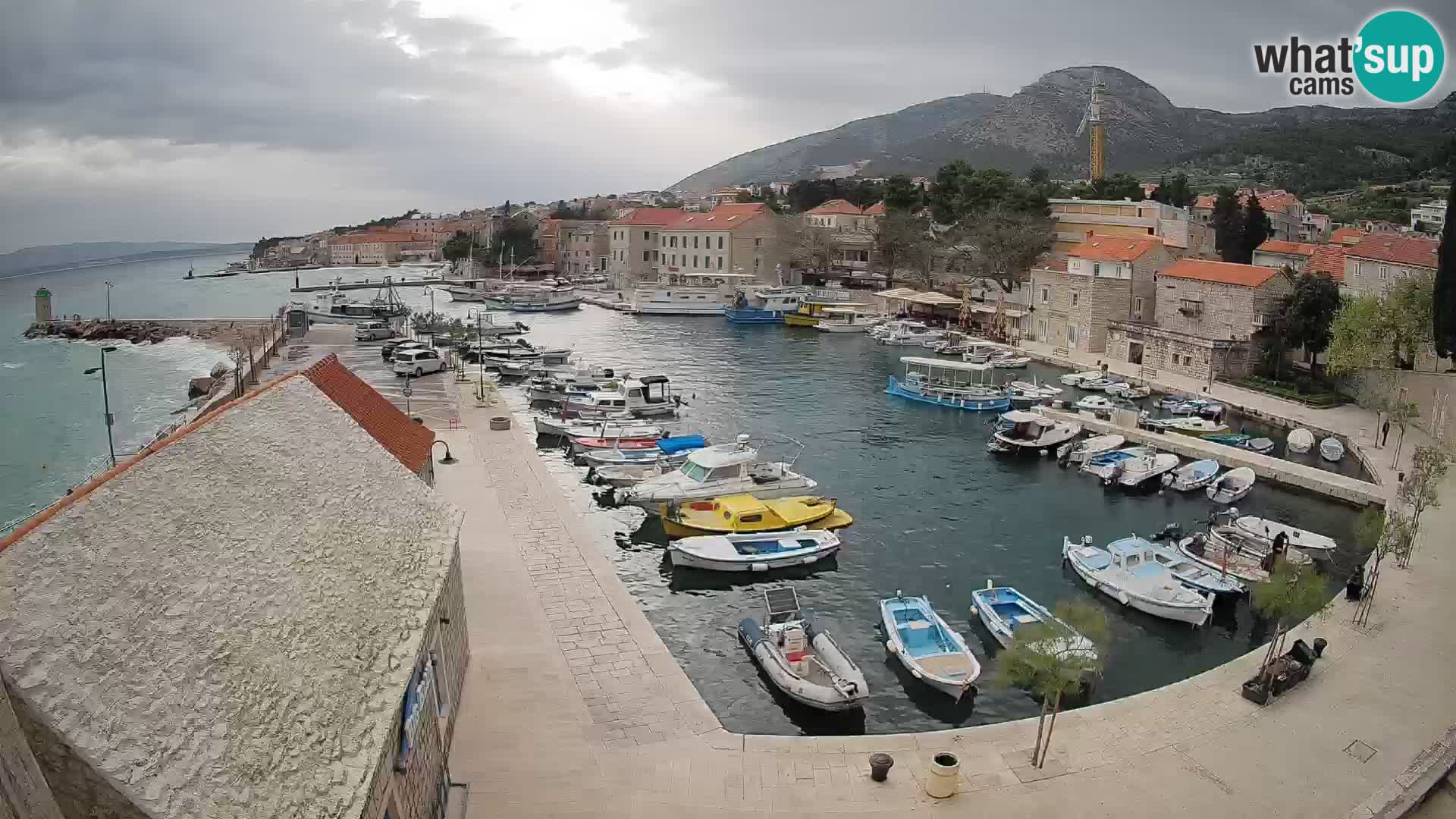 Web kamera Bol Riva – Pogled uživo na luku i marinu