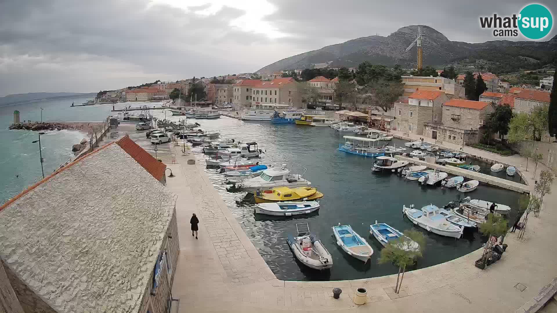 Web kamera Bol Riva – Pogled uživo na luku i marinu