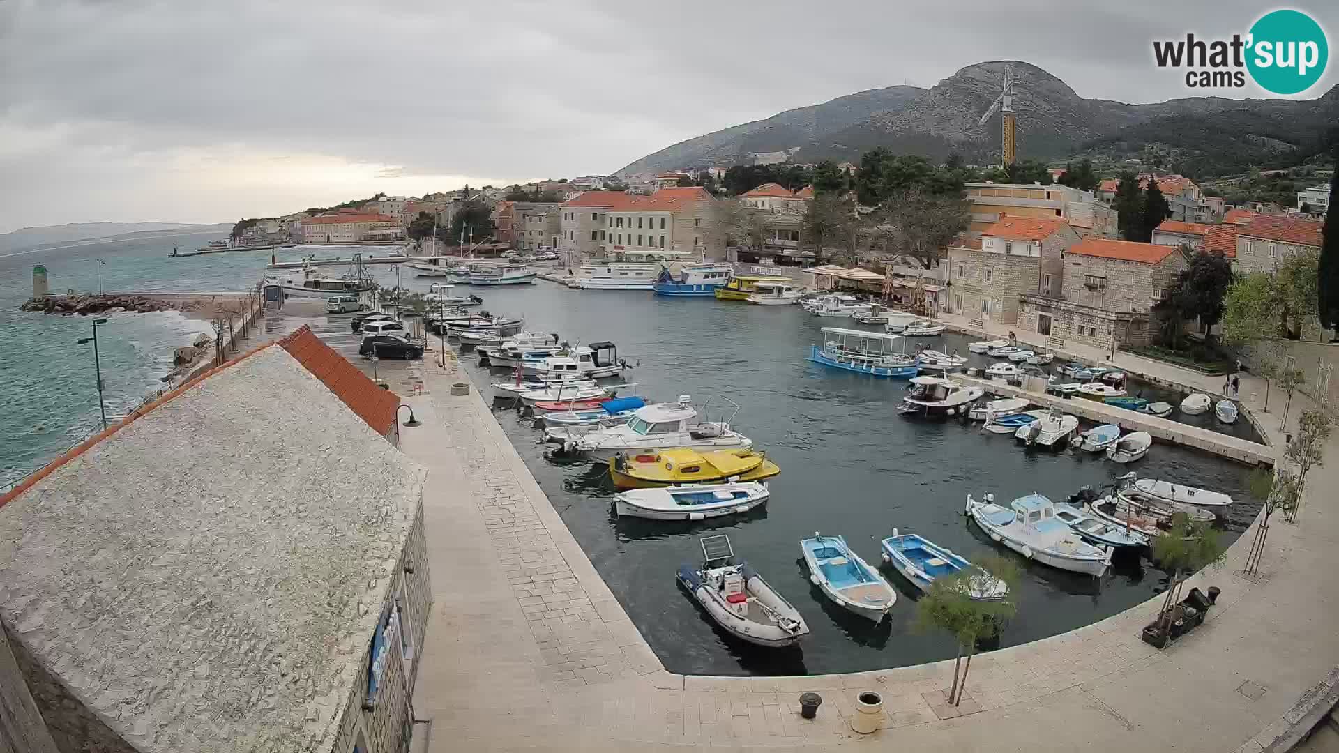 Web kamera Bol Riva – Pogled uživo na luku i marinu