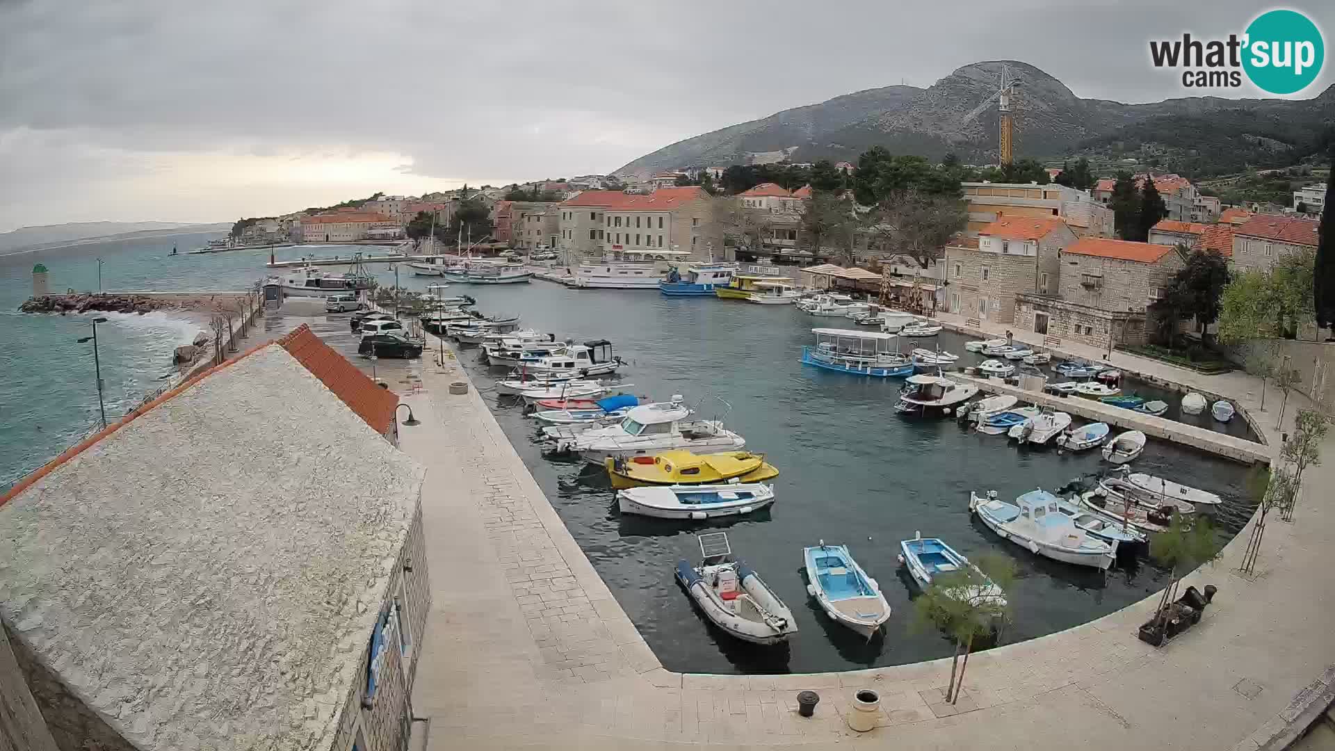 Spletna kamera Bol pristanišče – Pogled v živo na Rivo in marino