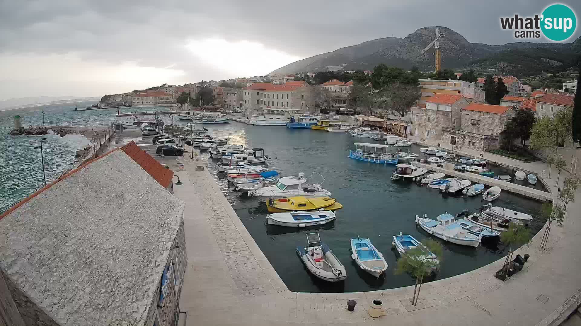 Spletna kamera Bol pristanišče – Pogled v živo na Rivo in marino