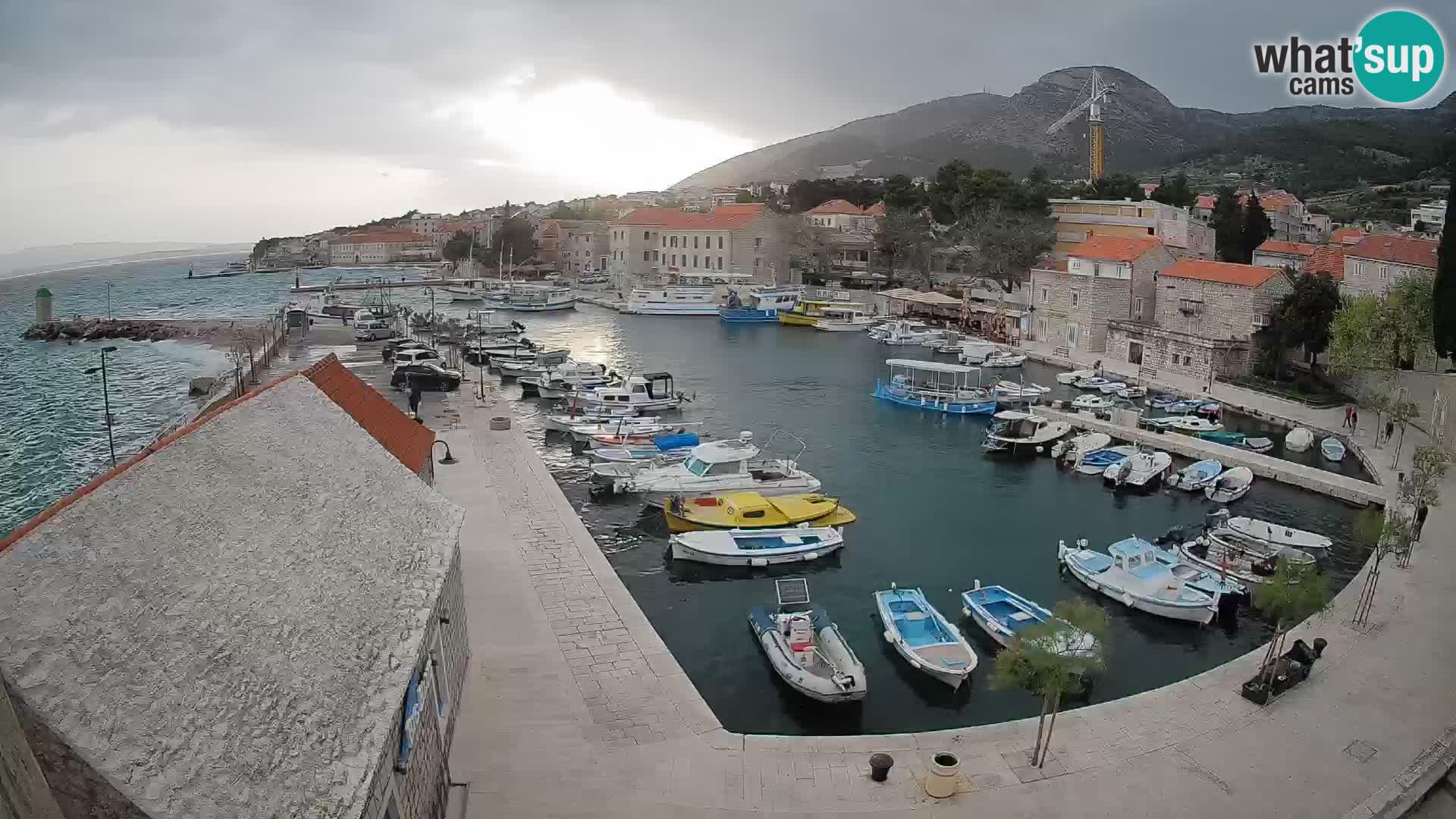 Web kamera Bol Riva – Pogled uživo na luku i marinu