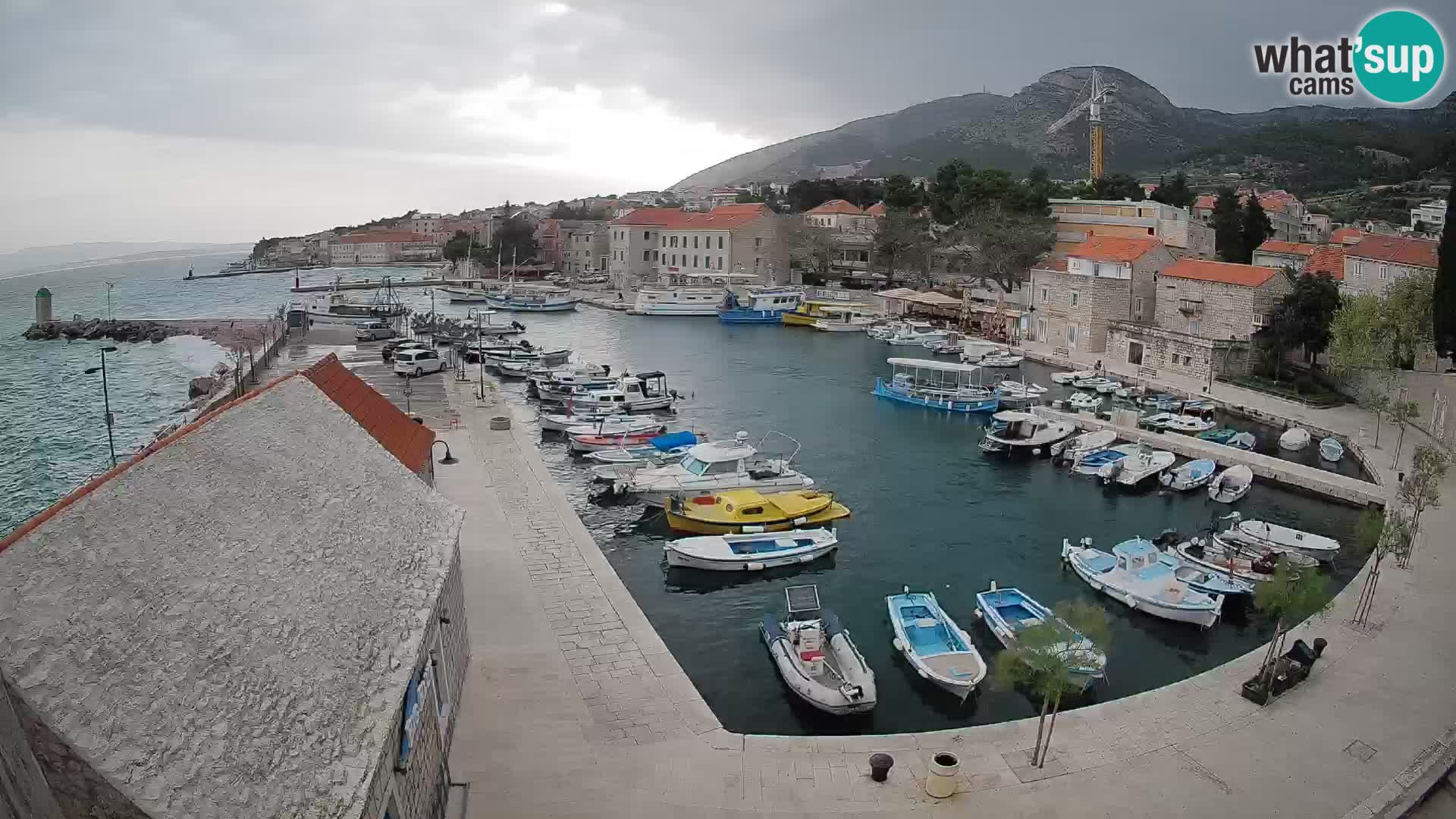 Web kamera Bol Riva – Pogled uživo na luku i marinu