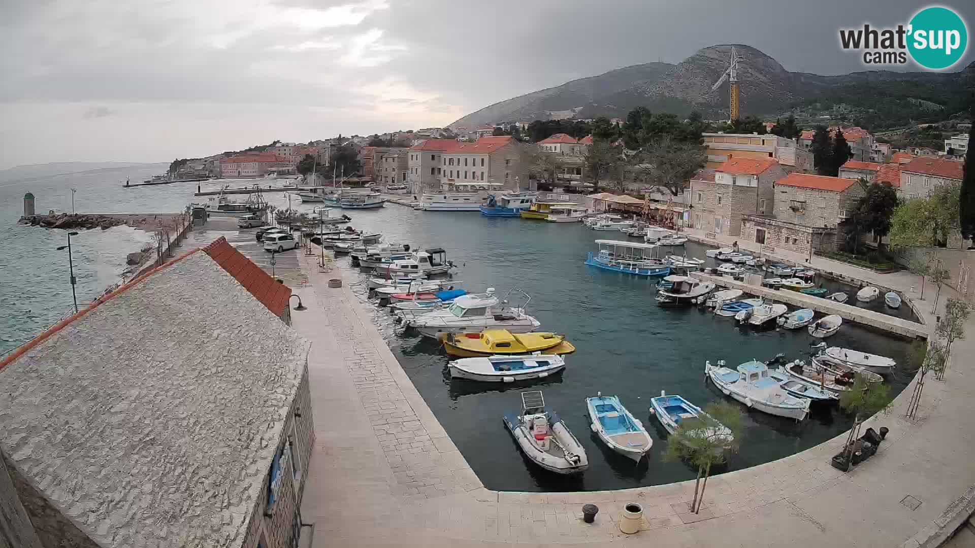 Web kamera Bol Riva – Pogled uživo na luku i marinu