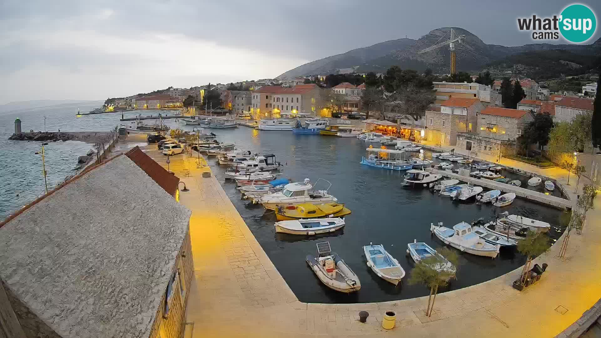 Web kamera Bol Riva – Pogled uživo na luku i marinu