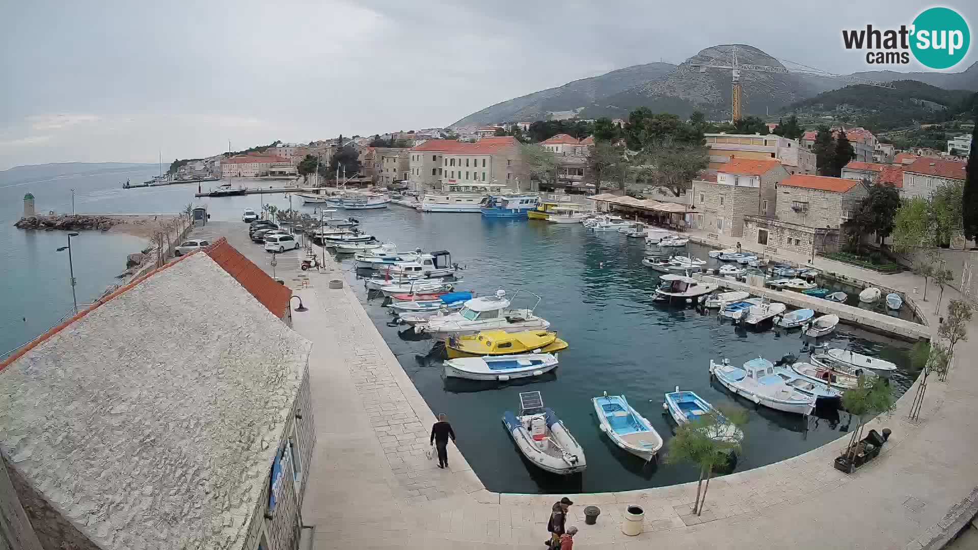 Web kamera Bol Riva – Pogled uživo na luku i marinu