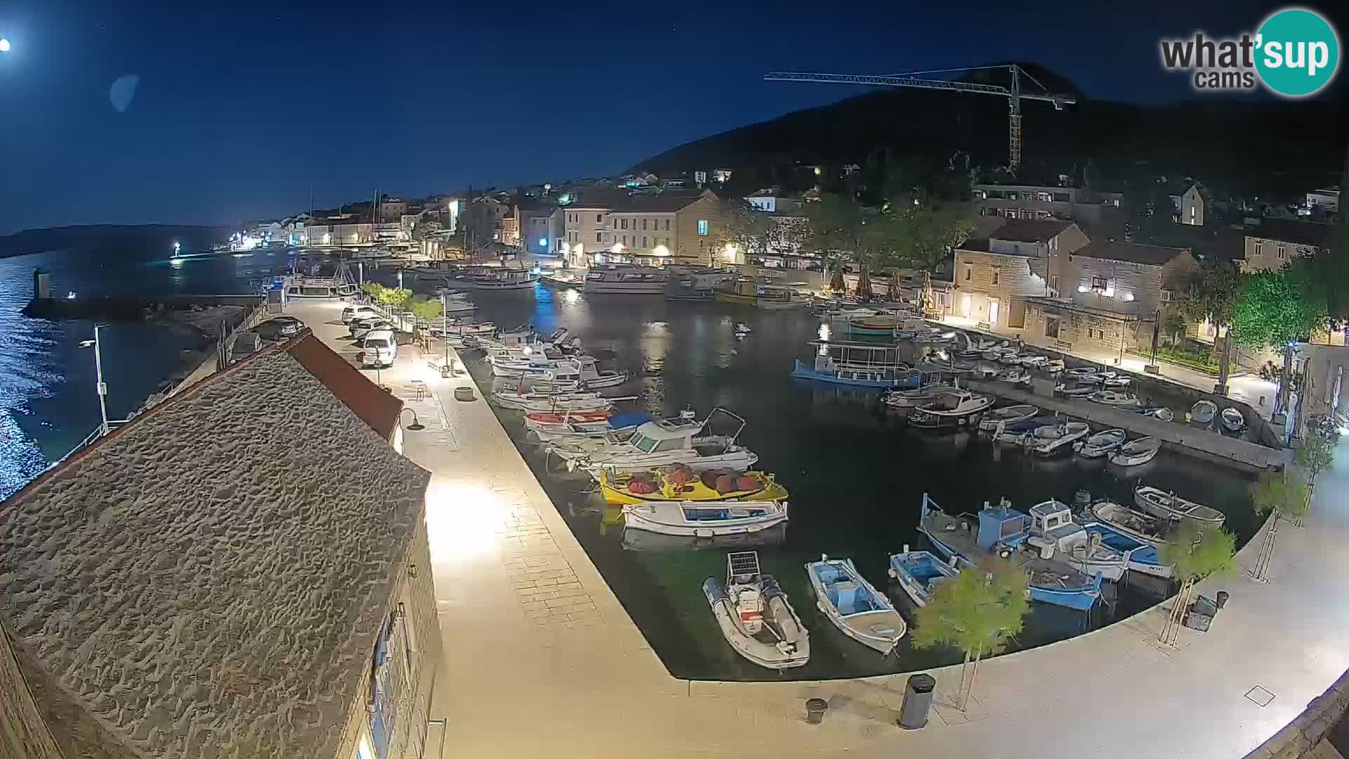 Spletna kamera Bol pristanišče – Pogled v živo na Rivo in marino