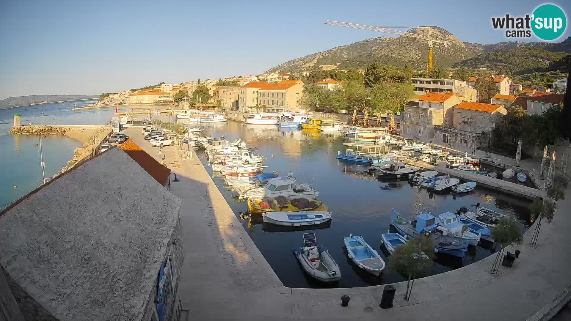 Web kamera Bol Riva – Pogled uživo na luku i marinu