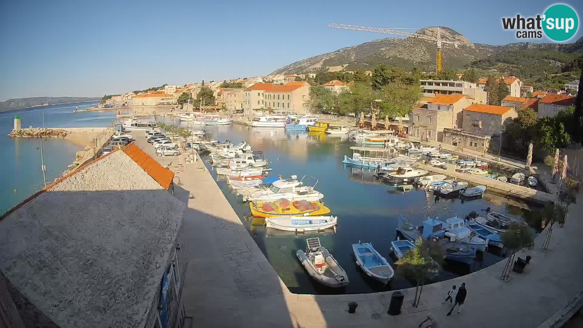 Spletna kamera Bol pristanišče – Pogled v živo na Rivo in marino